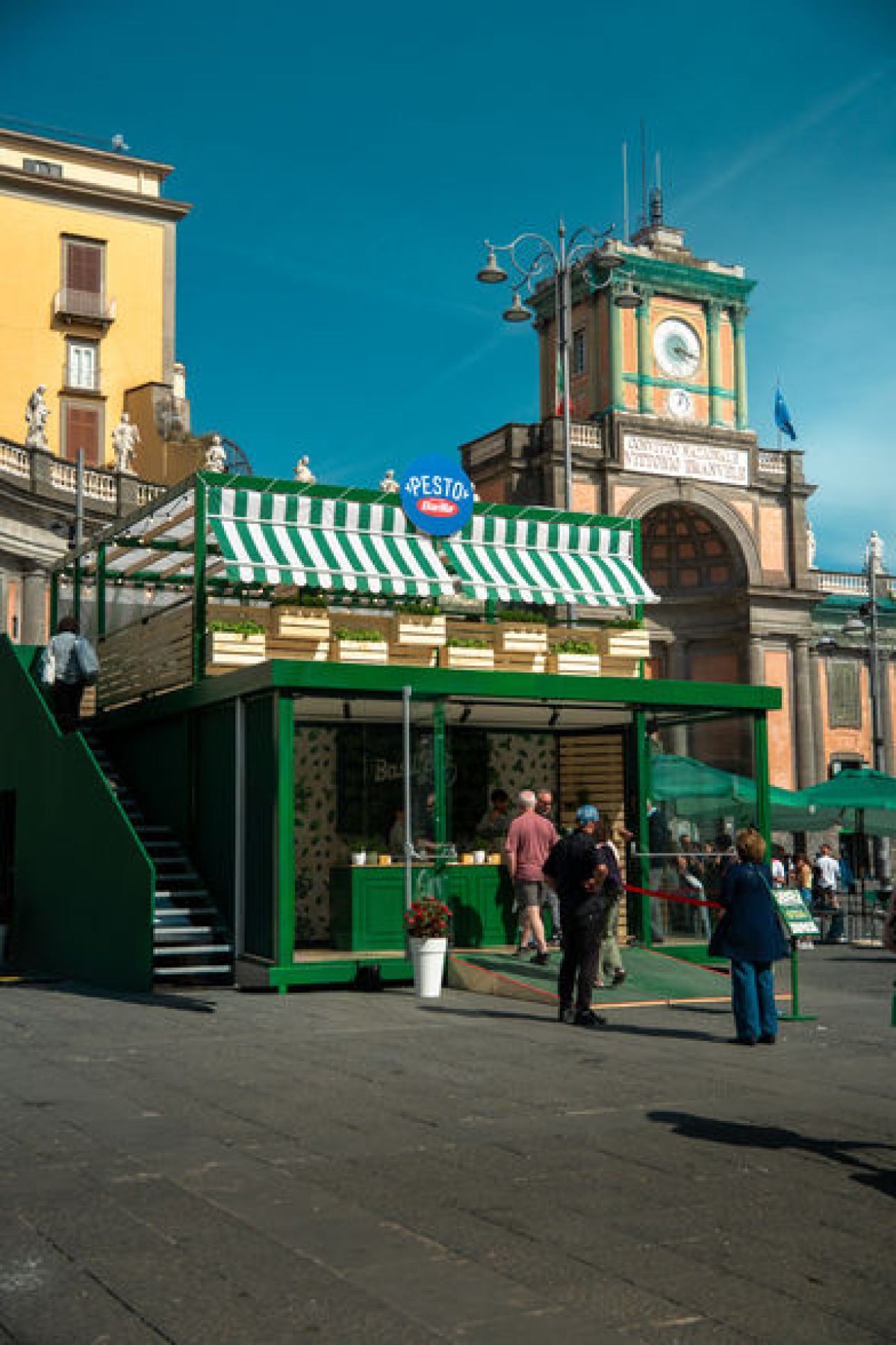 Chiosco Basil Bar con terrazzo allestito per Pesto Barilla in Piazza Dante Napoli da Zeta Eventi Milano