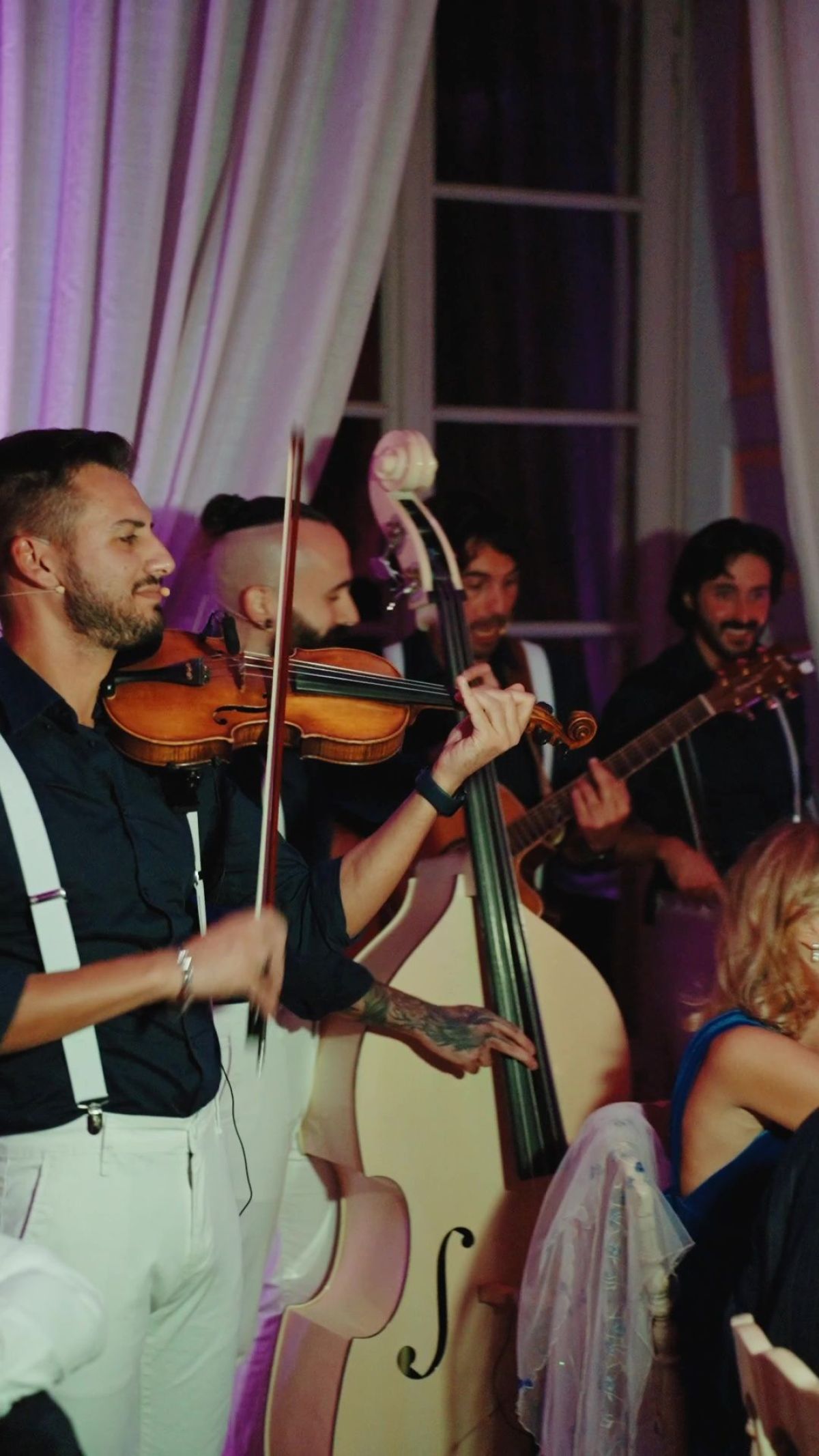 Musicisti con violino, chitarra e contrabbasso alla cena matrimonio a Chignolo Po Zeta Eventi Milano