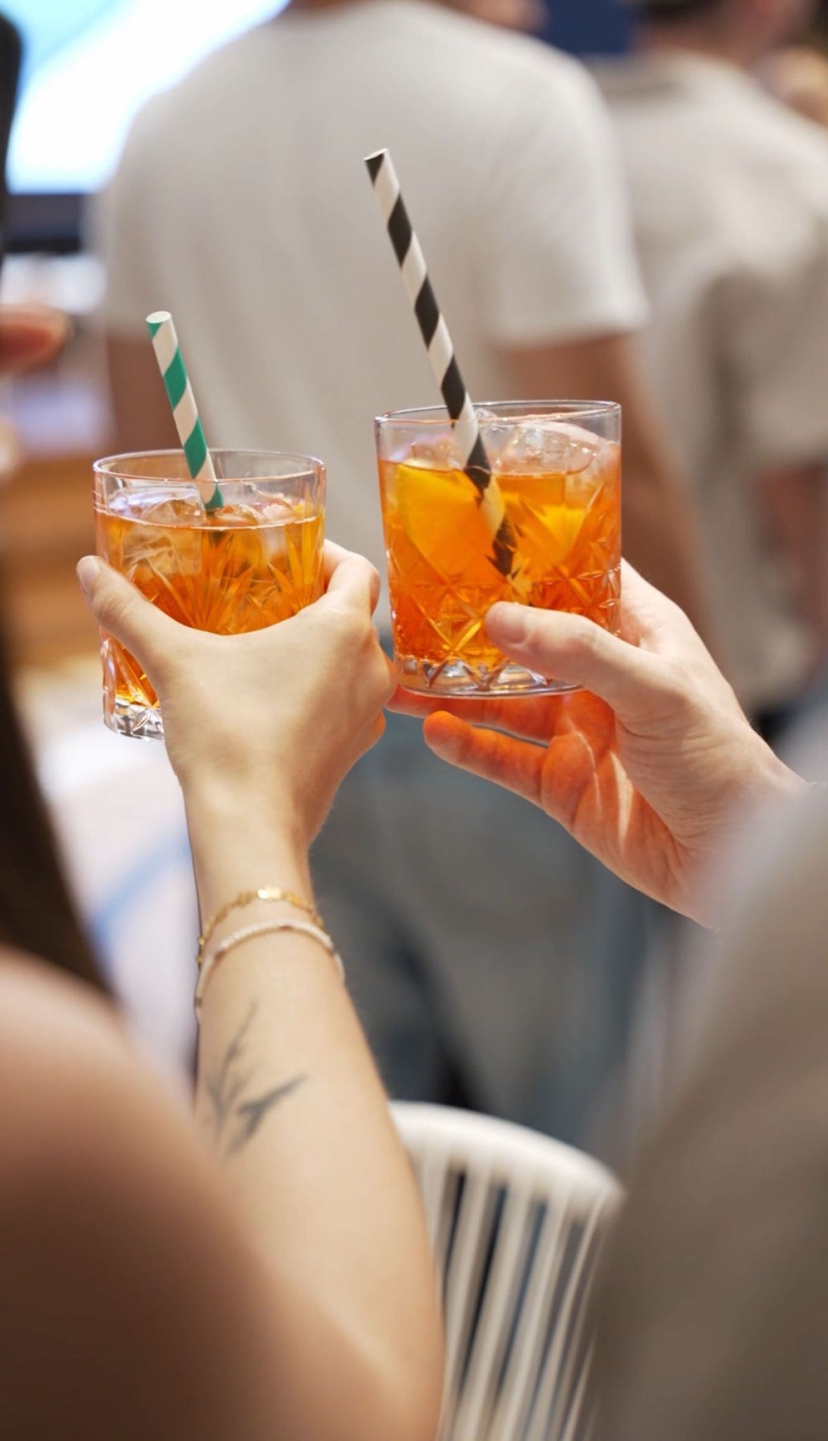 Due ospiti brindano con Aperol Spritz al party Samsung di Zeta Eventi Milano