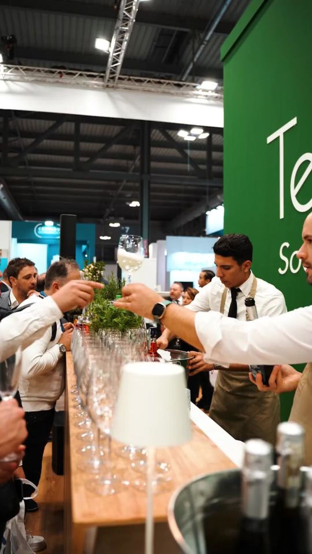 Bartender preparano cocktail all'open bar di Zeta Eventi nello stand Tecnosystemi MCE 2024 Fiera Milano Rho
