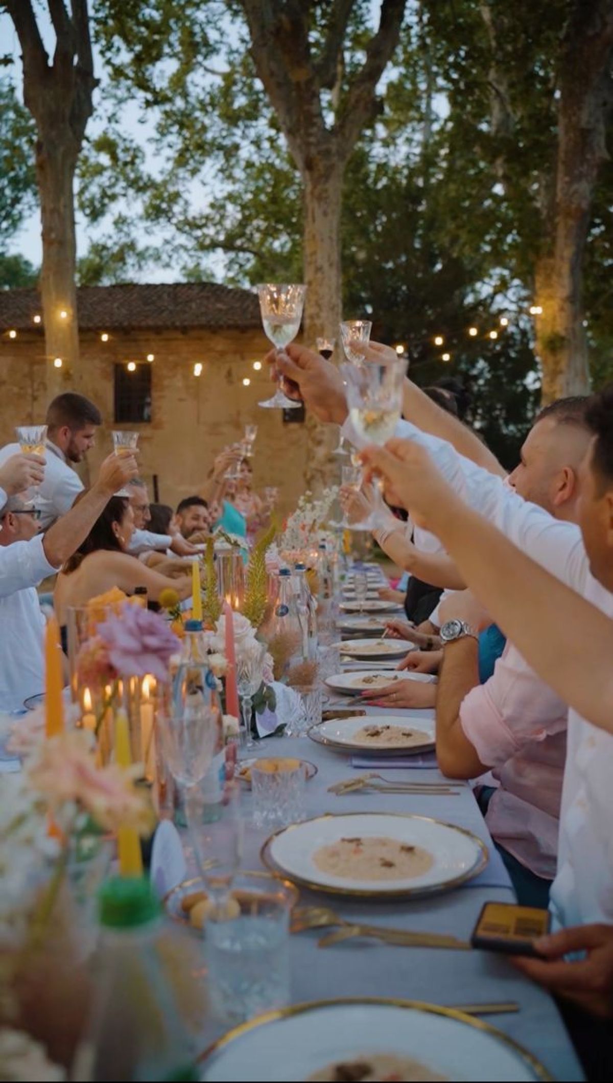 Ospiti a tavola brindano agli sposi al pranzo matrimonio al Castello di Piovera Zeta Eventi Milano