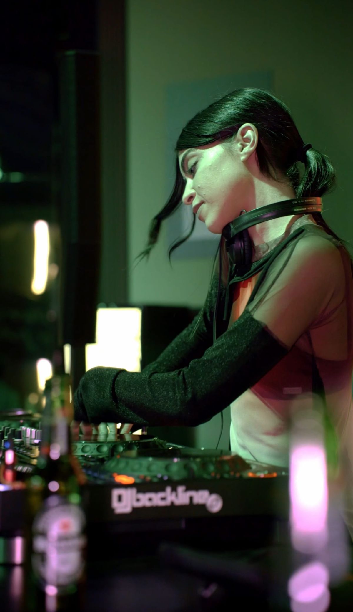 Una ragazza DJ in console al Heineken Bodega The Offline Party Milano