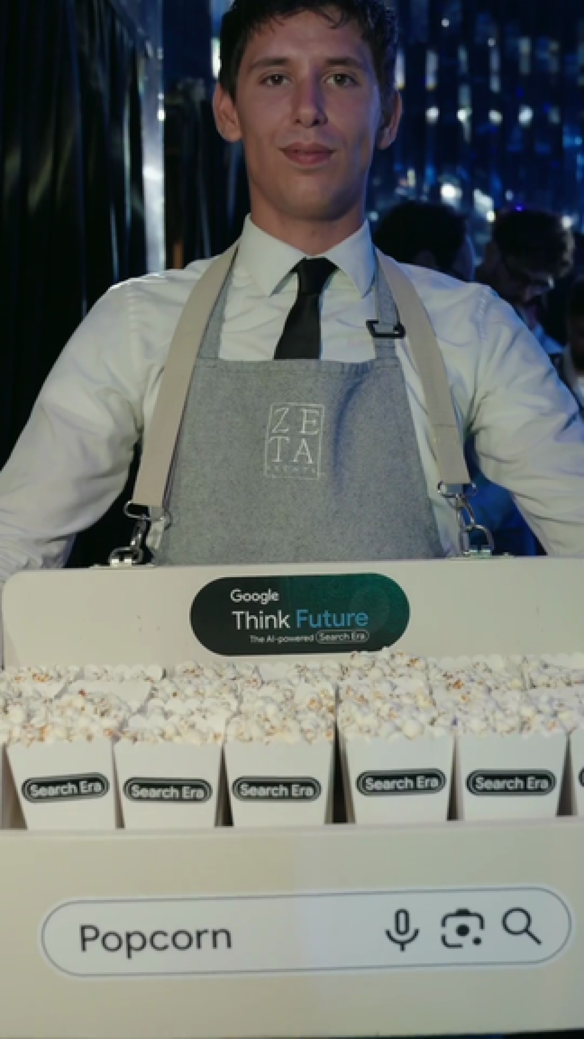 Un cameriere di Zeta Eventi porta il banchetto popcorn con logo Google Think Future 2025 Milano