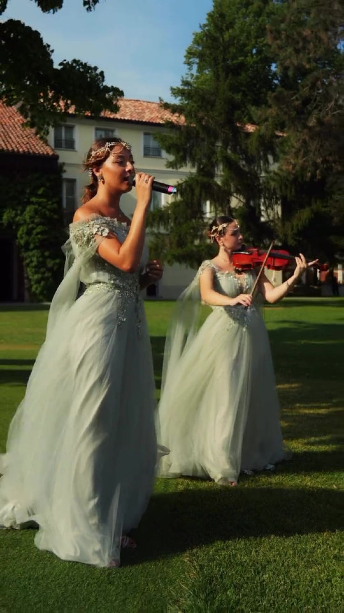 Cantante e Violinista si esibiscono durante la la cerimonia degli sposi a Giardini Pergola realizzata da Zeta Eventi Milano