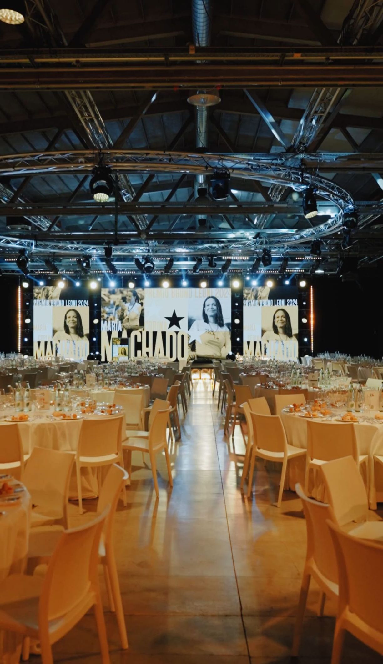 Tavoli con mise en place elegante per cena di Gala Premio Bruni Leoni 2024 Maria Corina Machado di Zeta Eventi Talent Garden Milano.jpg