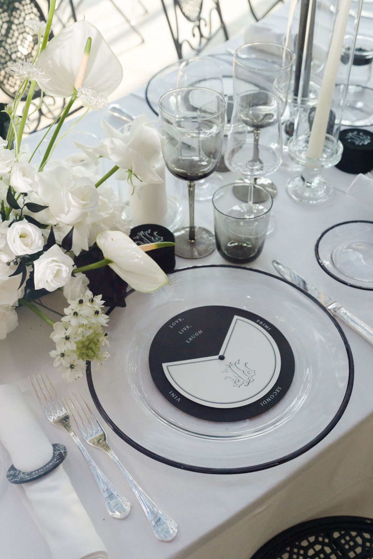 Mise en place bianca e nera per Wedding a Villa Cimena Asti allestita da Zeta Eventi Milano