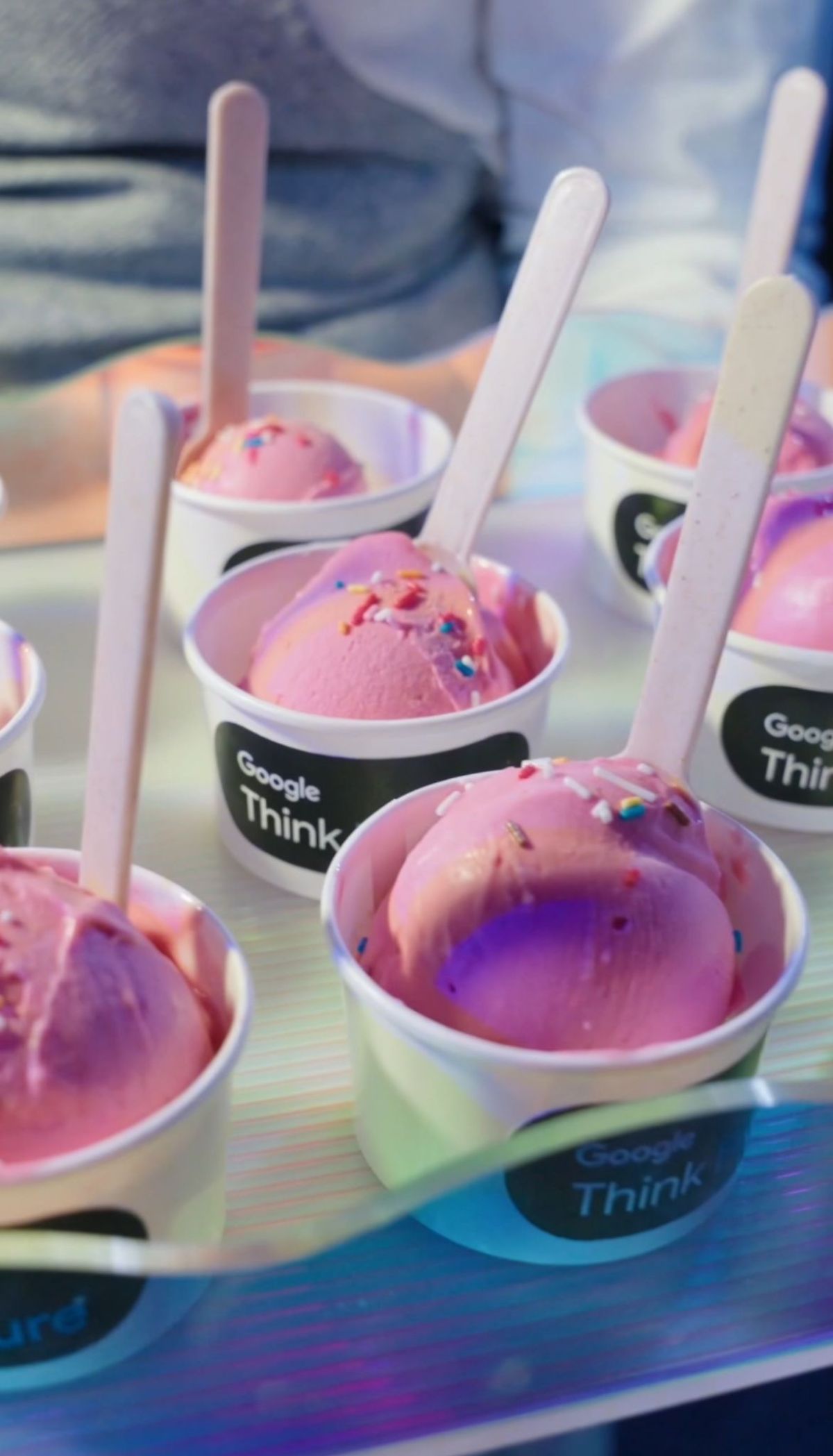 Un cameriere di Zeta Eventi porta un vassoio di cocktail lime menta al Google Think Future 2025 Milano