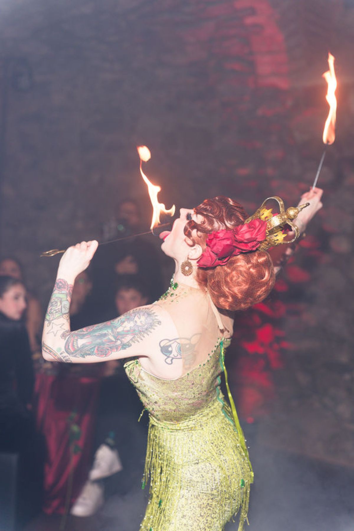 Artista esegue performance mangiafuoco durante dinner show  di Zeta Eventi Milano