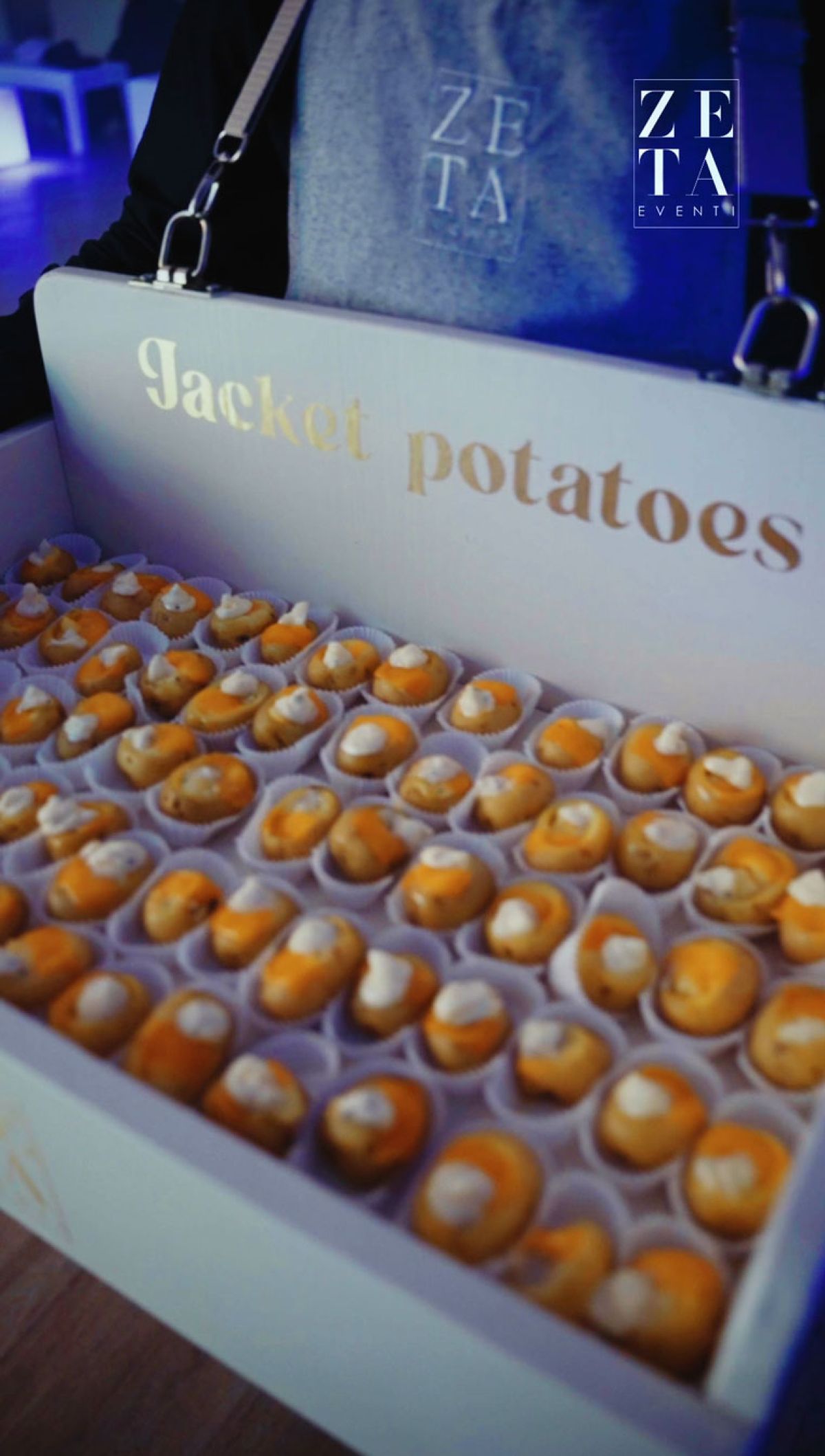 Cameriere con banchetto portatile di mini jacket potatoes per l'aperitivo di Zeta Eventi al Prewedding di Simona Ventura e Giovanni Terzi  a Milano