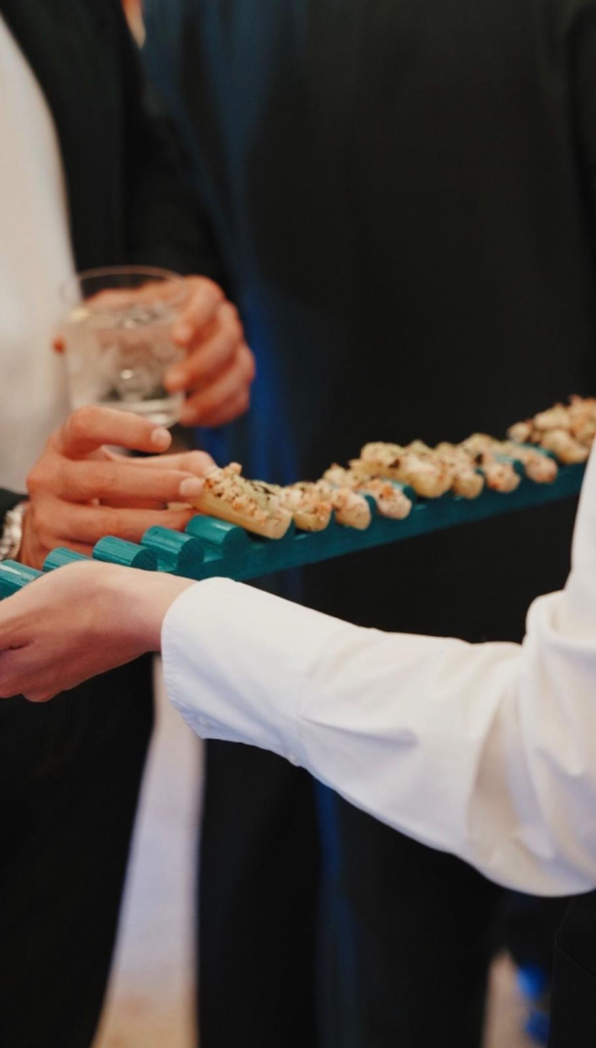 Cameriere serve finger food al cocktail in Galleria Meravigli Milano