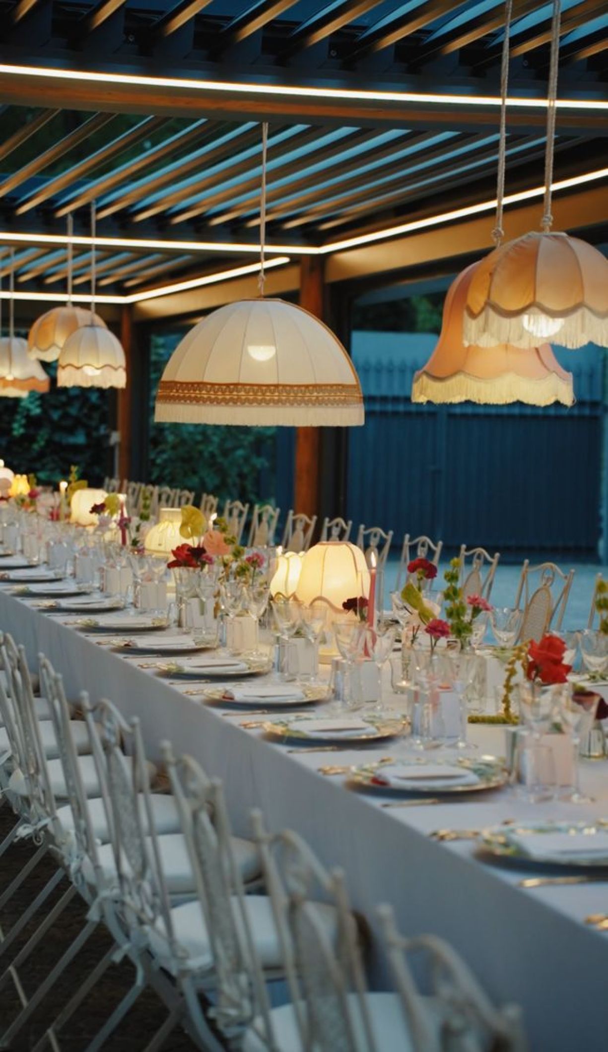 Tavola cena wedding alla Cedrina con lampadari e abatjour con frange colori pastello