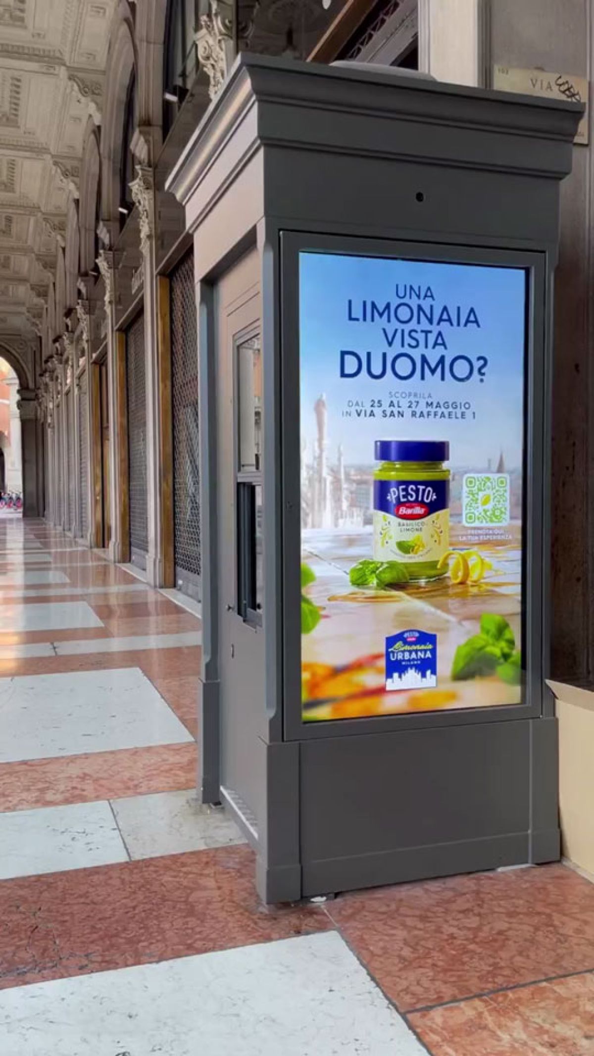 Manifesto pubblicitario Limonaia Urbana per Pesto Barilla in Duomo Milano