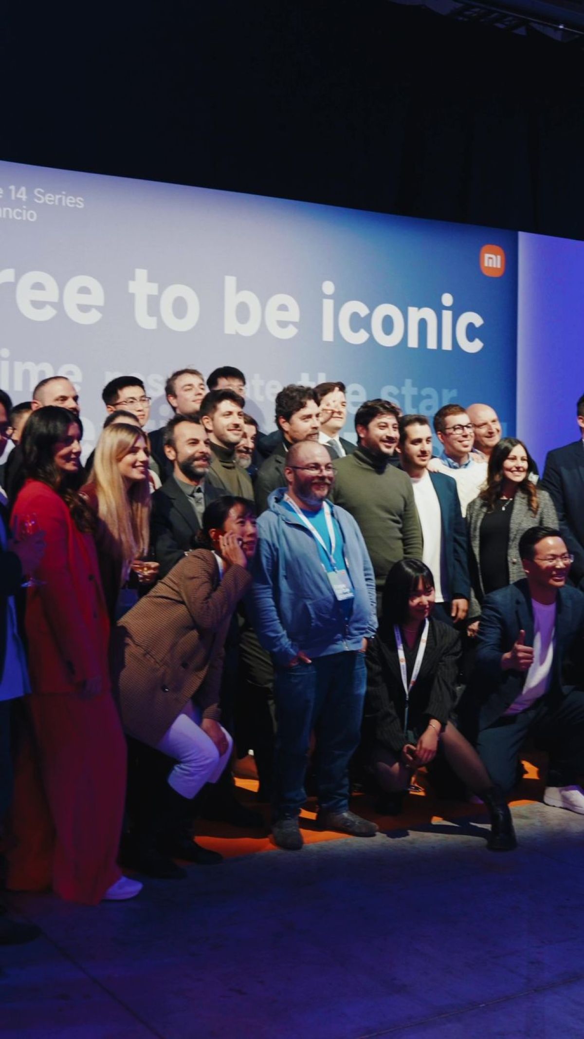 Foto di gruppo del team Xiaomi alla presentazione del nuovo Redme Note 14