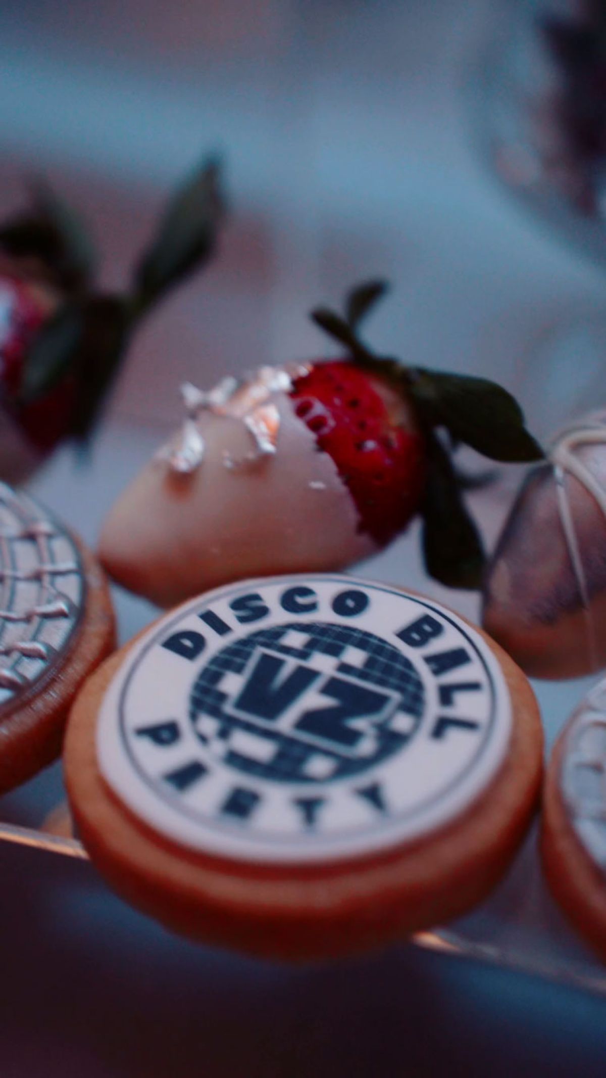 Fragole con glassa decorata logo festa compleanno