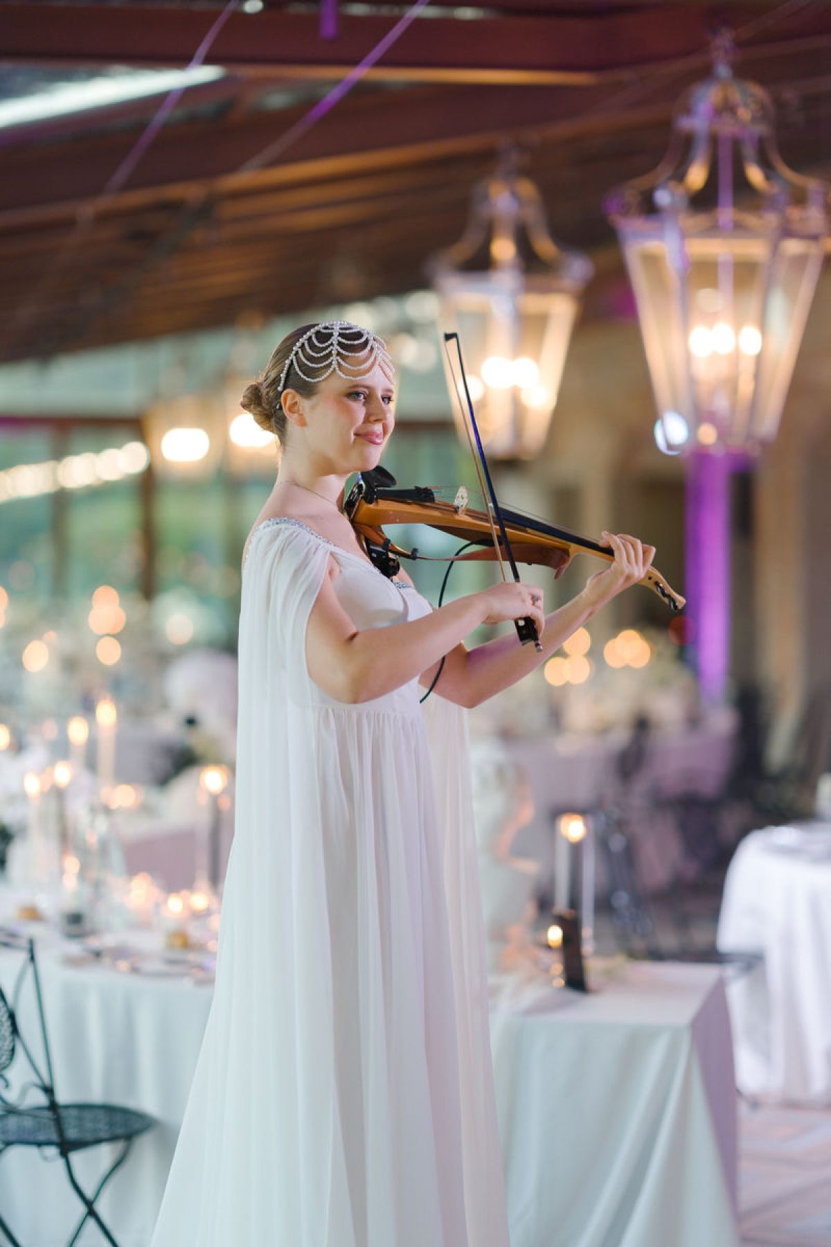 Violinista intrettiene gli ospiti durante il wedding dinner a Villa Cimena Asti allestita da Zeta Eventi Milano