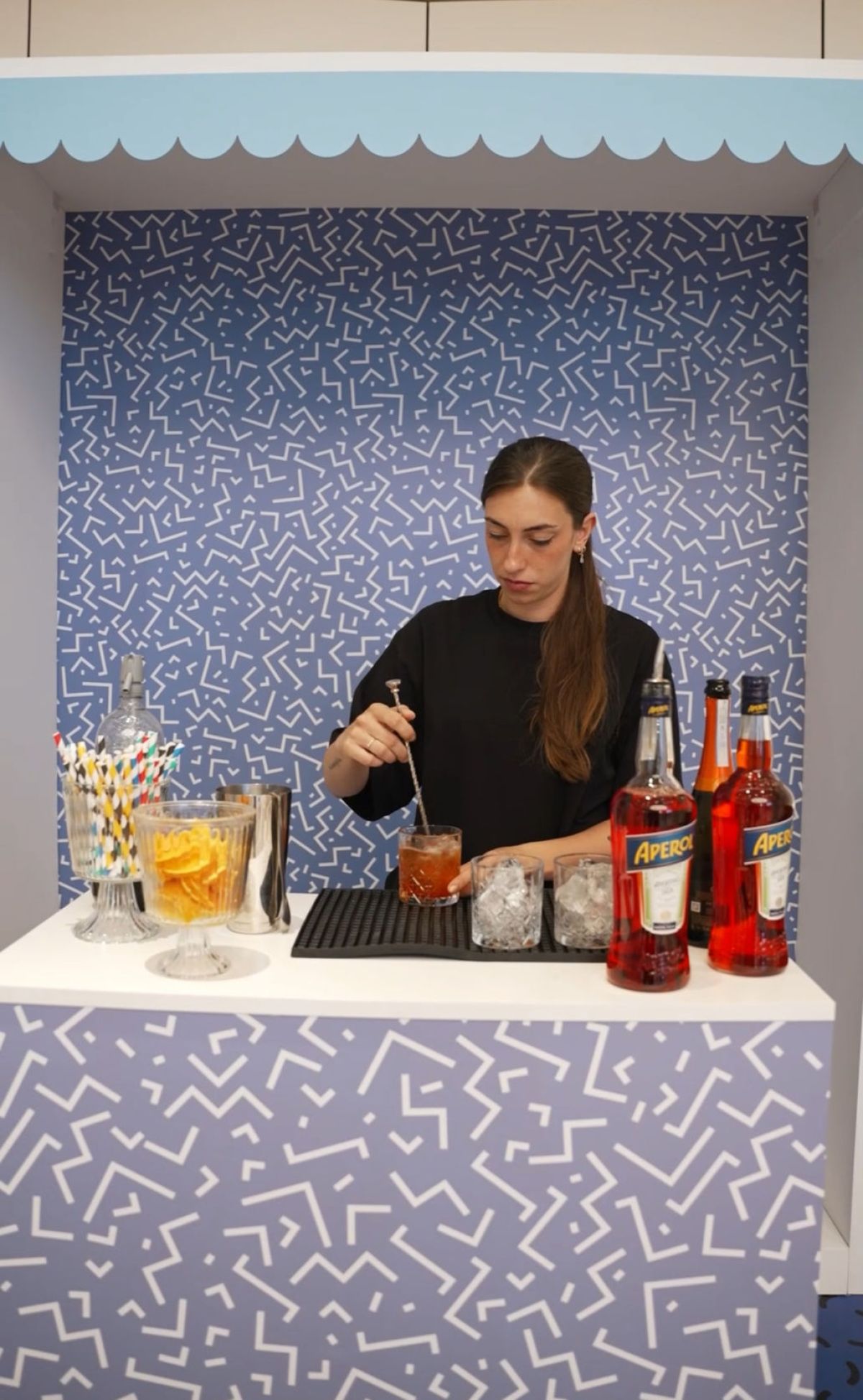 Barlady prepara Aperol Spritz al party Samsung di Zeta Eventi Milano