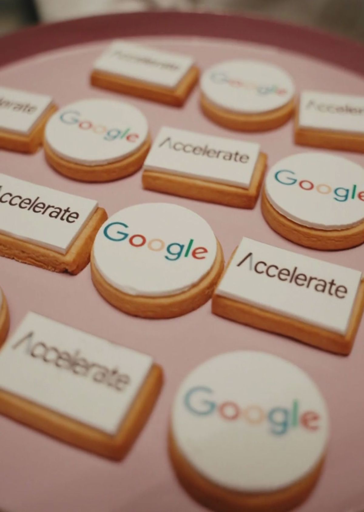 Vassoio di biscotti con logo Google per il coffee break