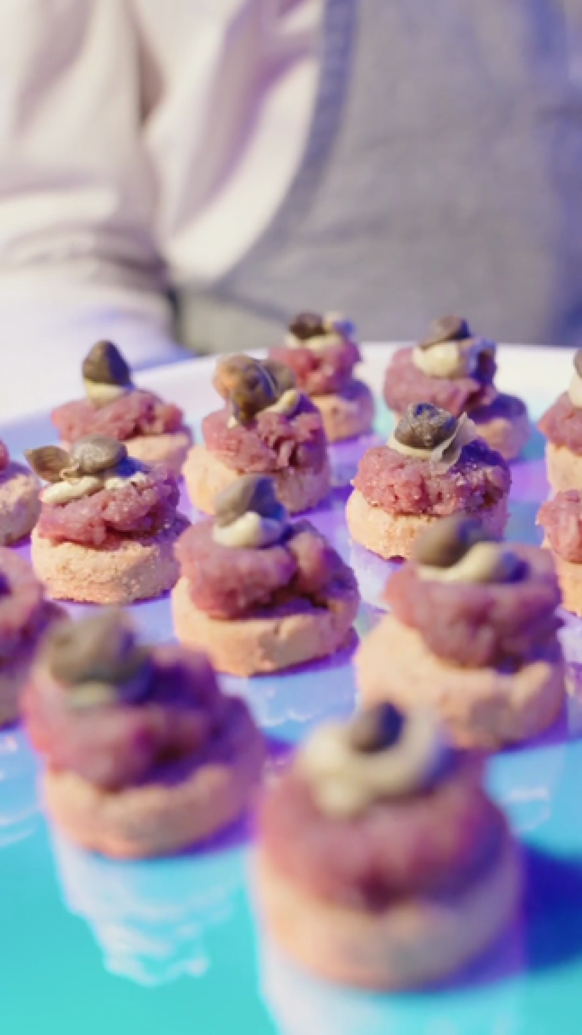 Un cameriere di Zeta Eventi porta un vassoio di mini tartare al cocktail di Google Think Future 2025 Milano