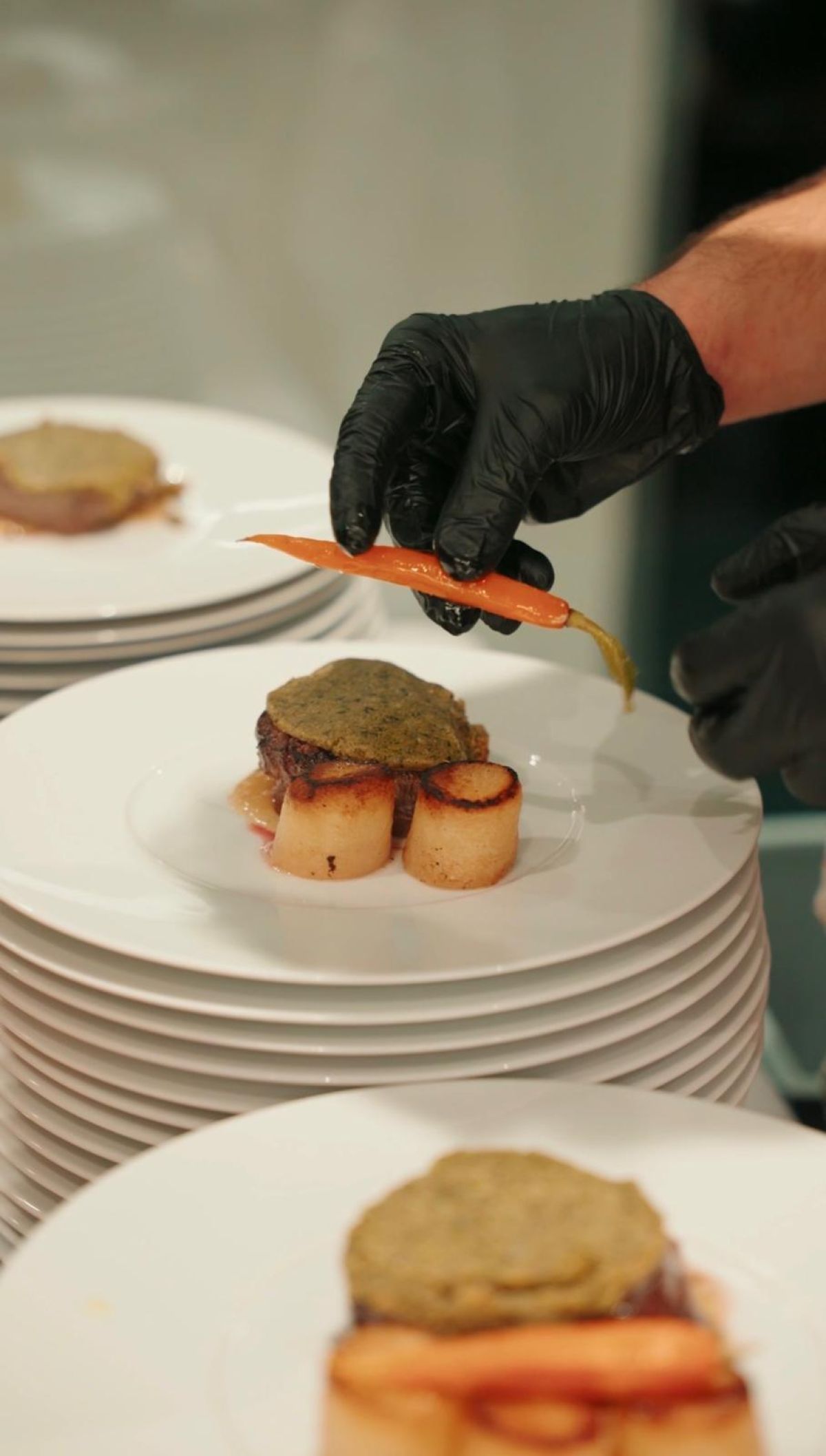 Chef impiatta filetto con carote glassate per cena di gala di Zeta Eventi Milano