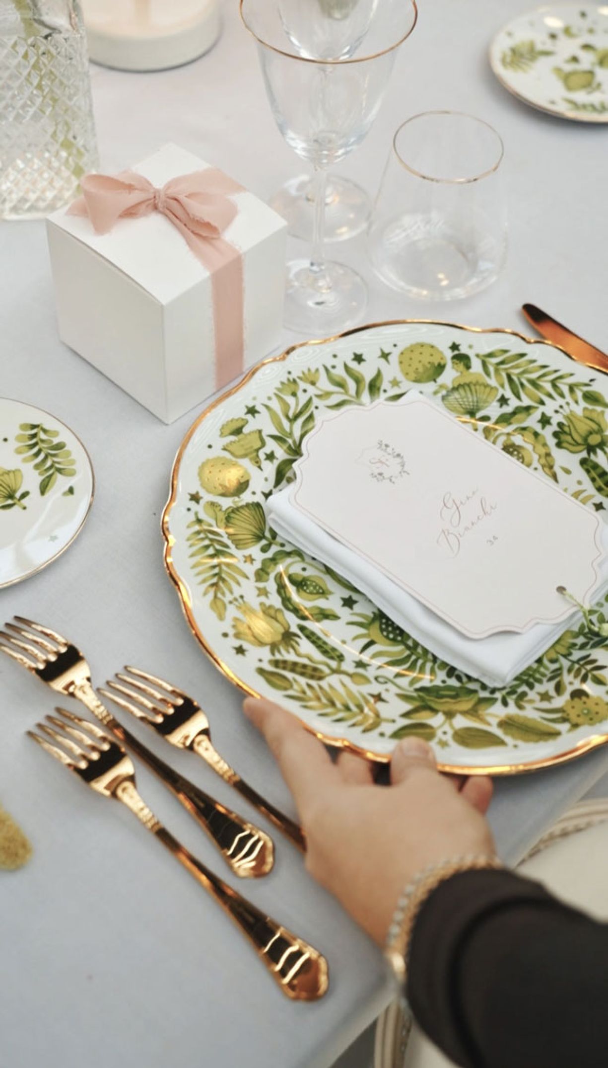 Dettaglio mise en place matrimonio con piatti decori verde acido e oro e posate classiche oro di Zeta Eventi Milano
