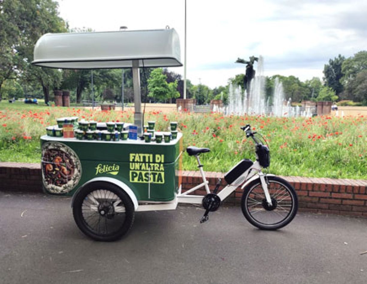 Campagna Pasta Felicia - Triciclo elettrico refrigerato con logo per distribuzione monoporzioni a Milano
