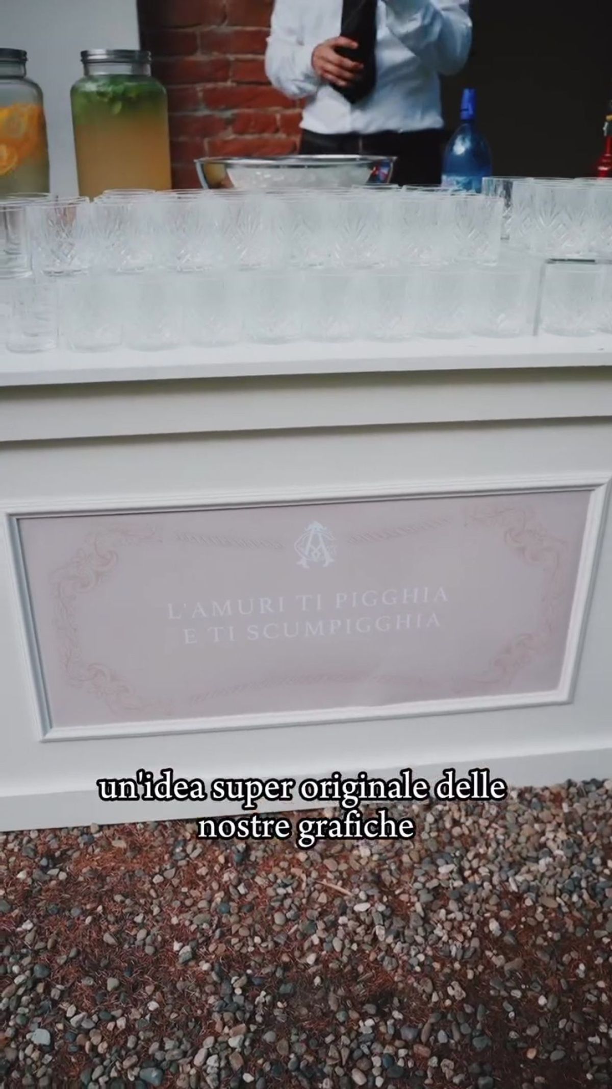 Banco con scritta in dialetto a tema sposi per aperitivo in giardino wedding Giardini Pergola Zeta Eventi Milano