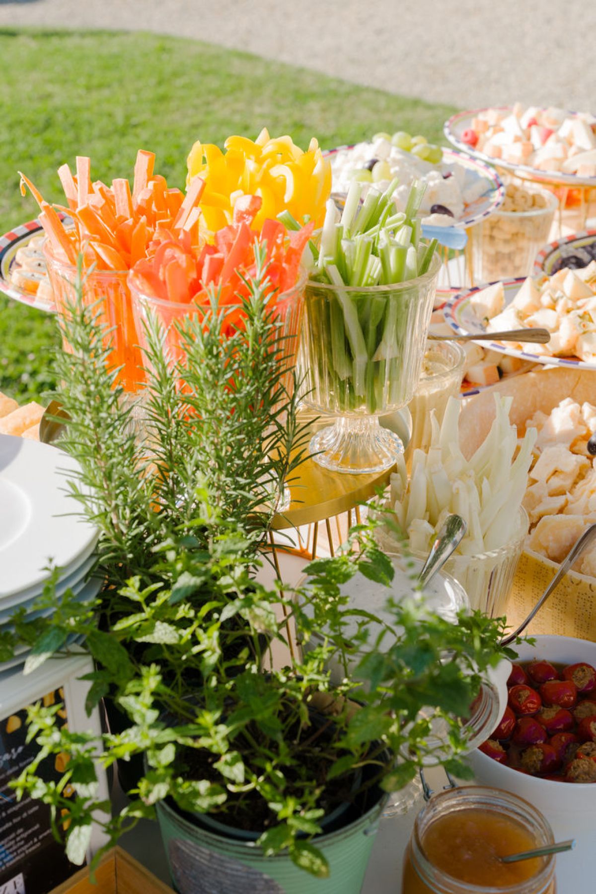 Bancone cruditeè per aperitivo all'aperto per Wedding a Villa Cimena Asti allestita da Zeta Eventi Milano