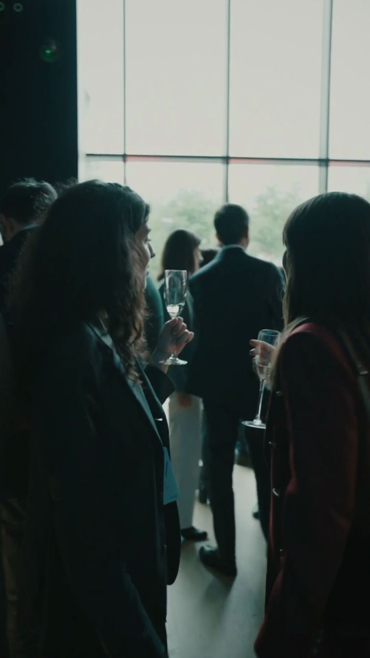 Ospiti parlano bevendo un calice di prosecco all'Open Bar di Zeta Eventi per il Google Cloud Summit