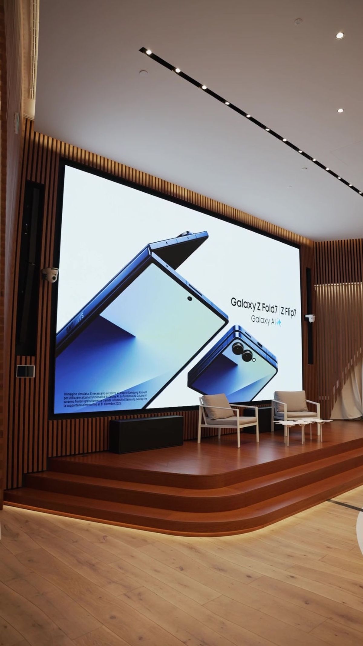 Palco per la presentazione dei nuovi Samsung Z Fold7 e Z Flip7 a Milano