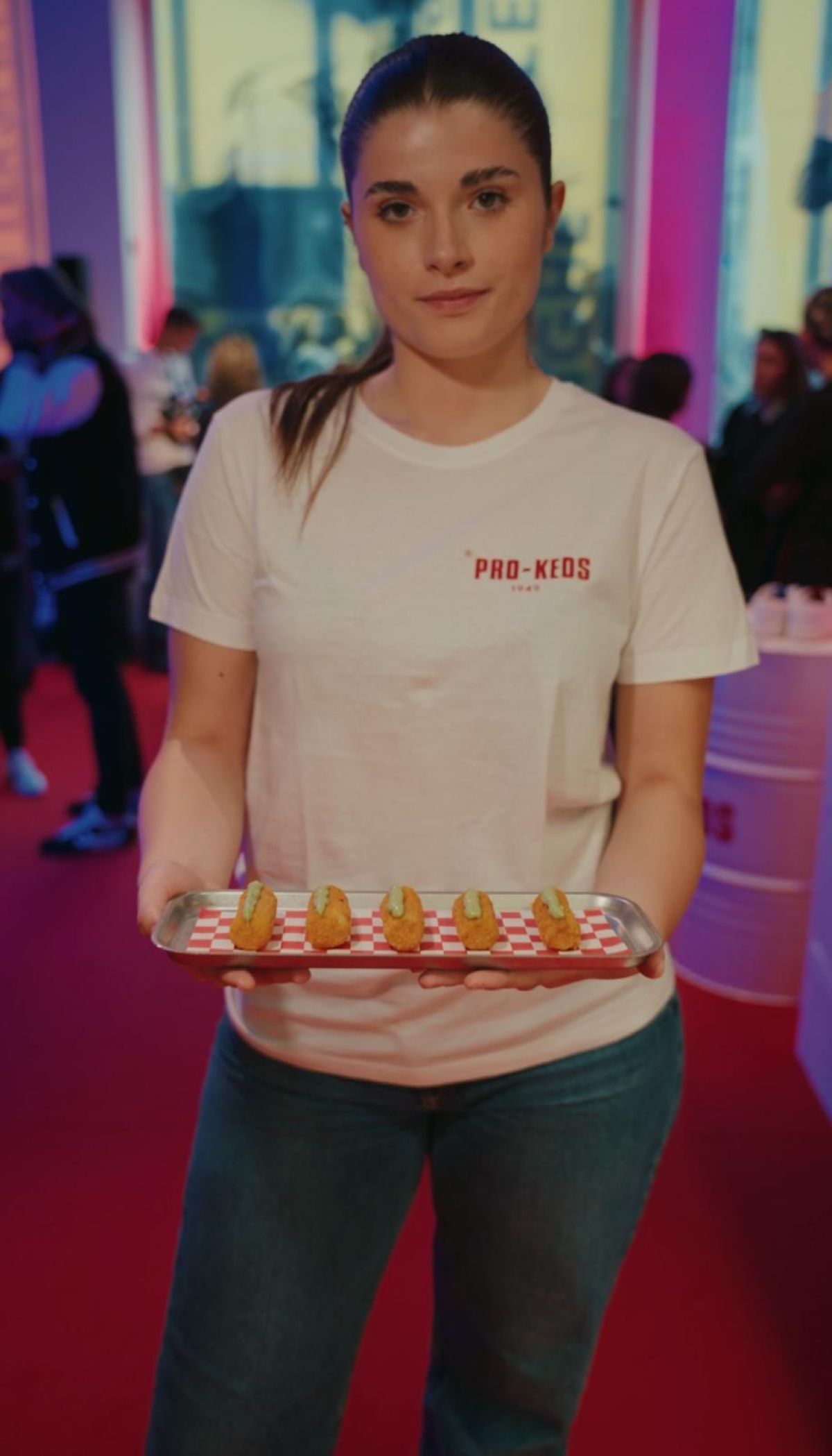 Cameriera con vassoio di finger food passa fra gli ospiti al cocktail nello show room aziendale di Pro-Keds per Milano Fashion Week preparato da Zeta Eventi
