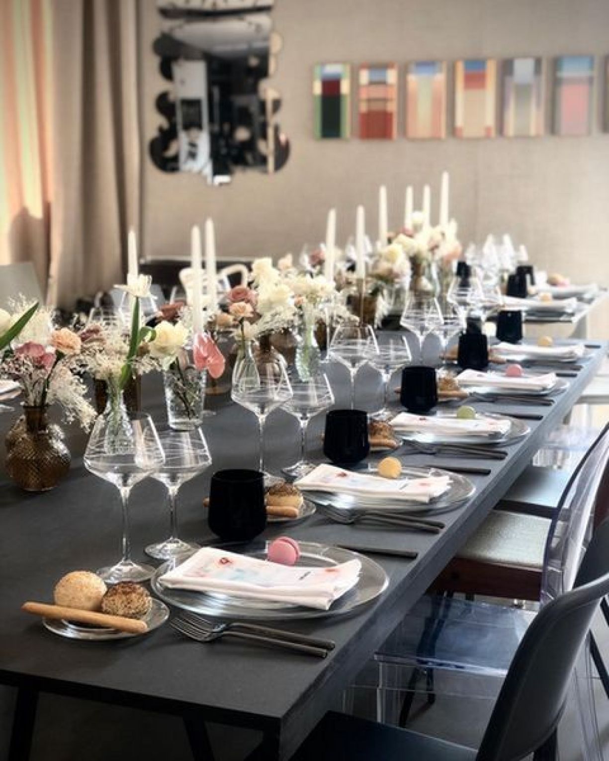 Sala da pranzo con mise en place stile industrial moderno grigio nero e fiori bianchi