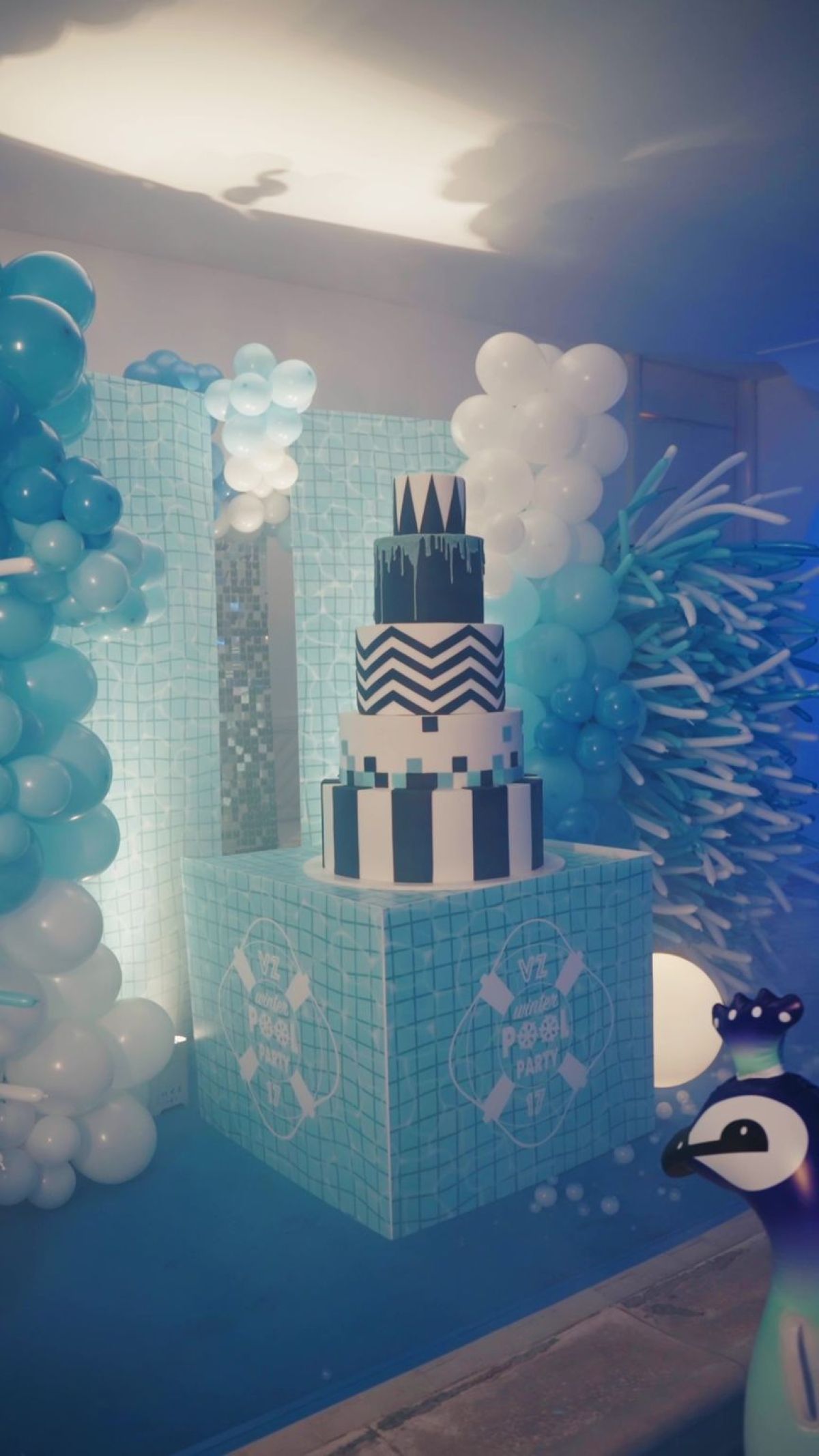Torta ricorrenza a 5 piani azzurra per party compleanno in piscina coperta villa privata