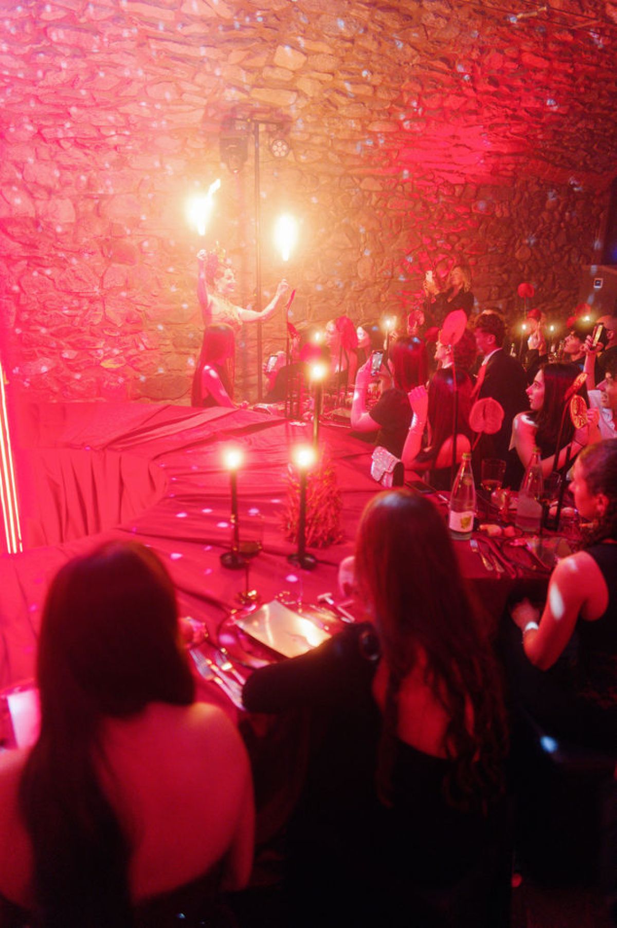 Artista esegue performance sul palco del dinner show  creato da Zeta Eventi Milano