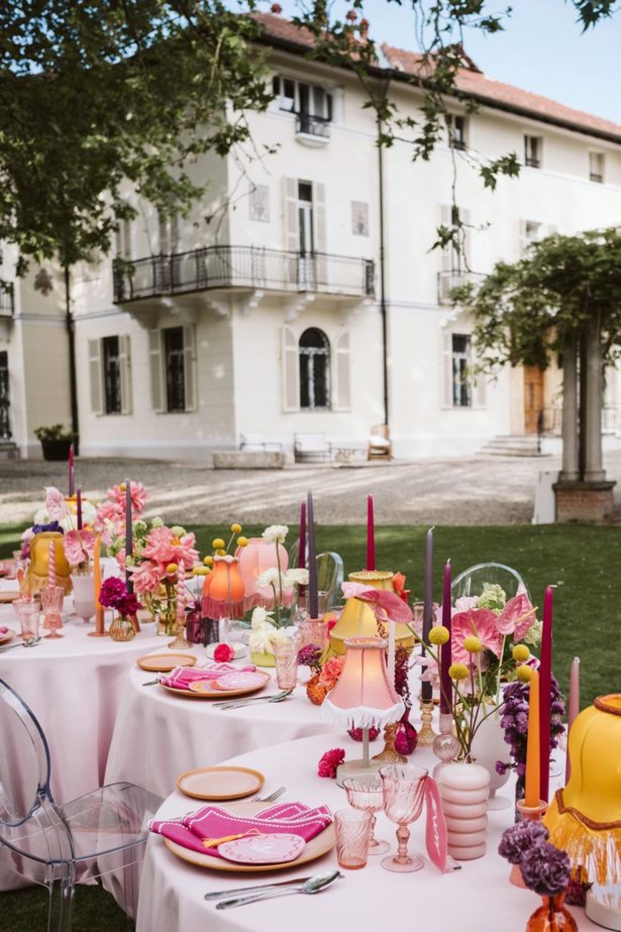 Mise en place cipria e fucsia per pranzo wedding all'aperto a Giardini la Pergola Alessandria di Zeta Eventi Milano