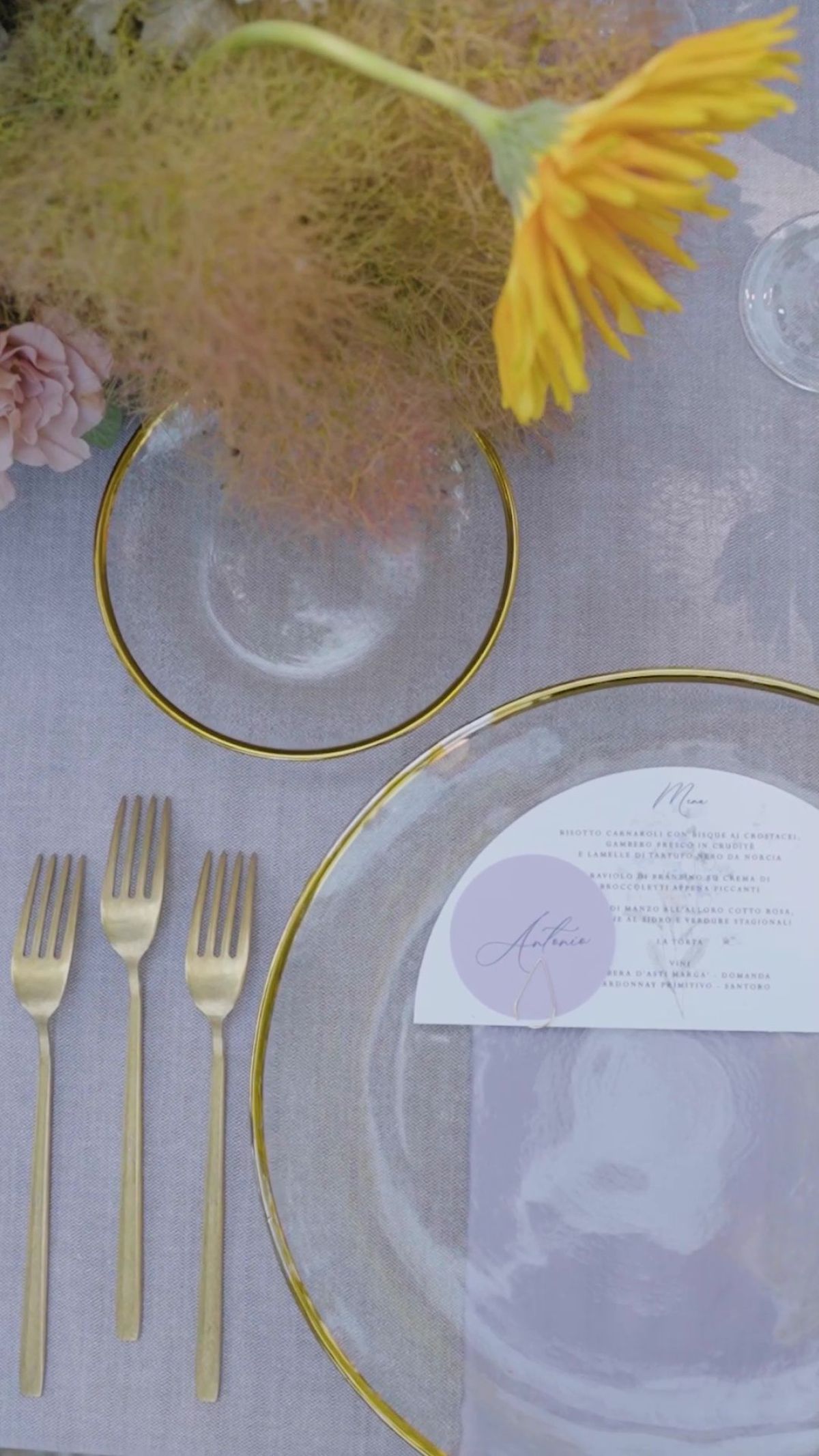 Dettaglio mise en place vetro e oro con fiori gialli al Castello di Piovera matrimonio Zeta Eventi Milano