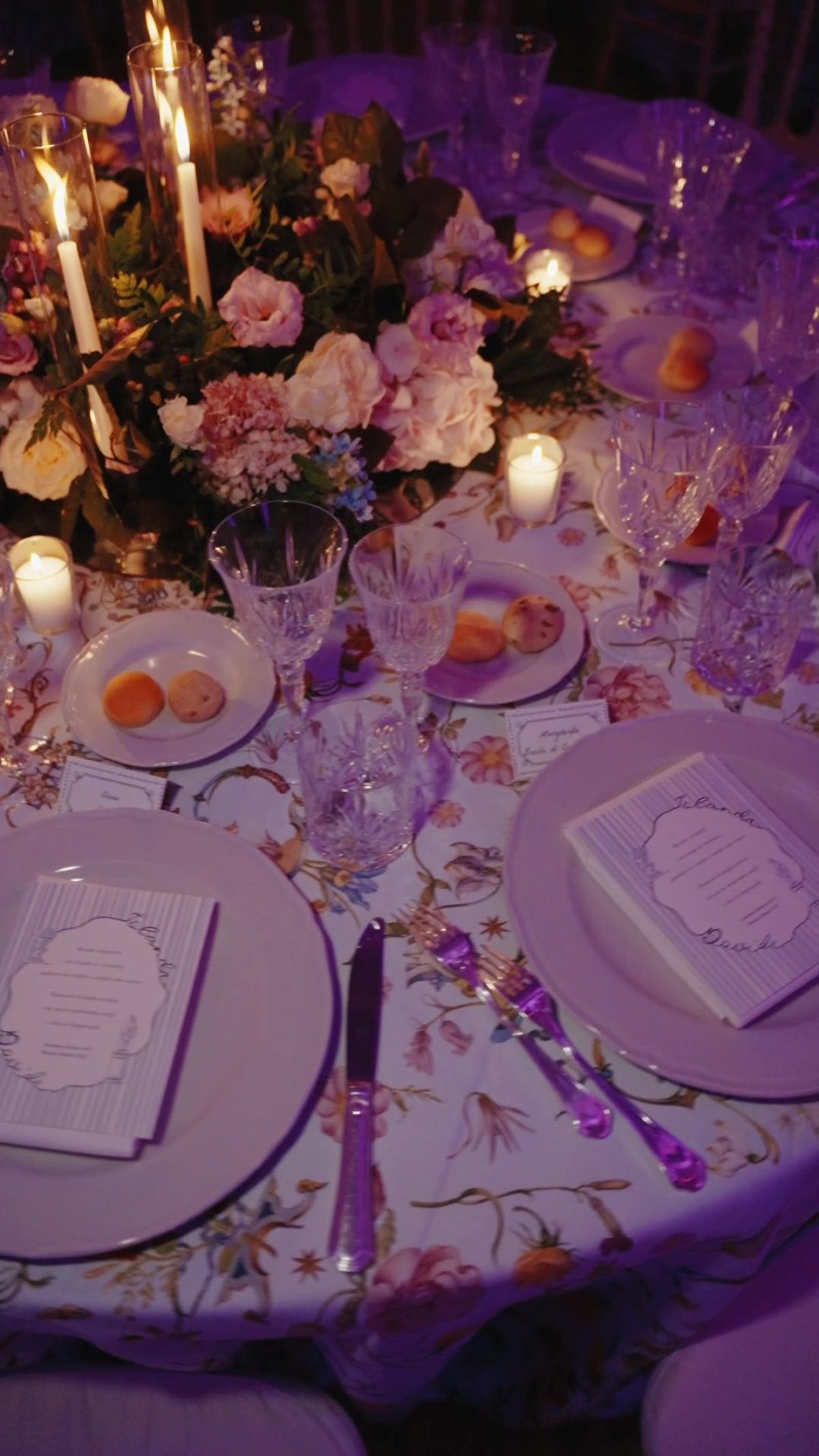 Mise en place rosa e fucsia con candele per cena matrimonio a Chignolo Po Zeta Eventi Milano