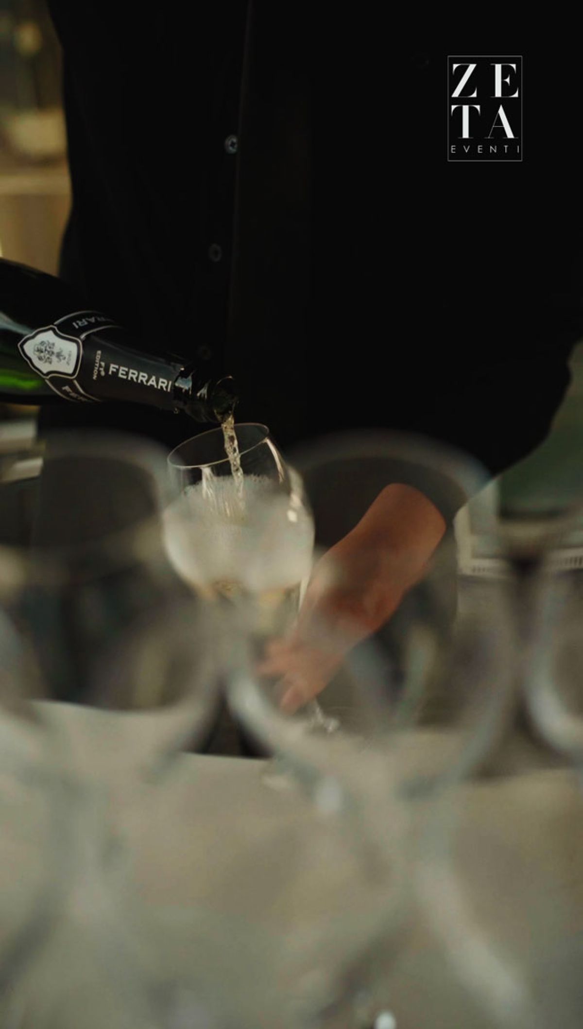 Barista serve spumante Ferrari per l'Aperitivo di Zeta Eventi al Prewedding di Simona Ventura e Giovanni Terzi  a Milano