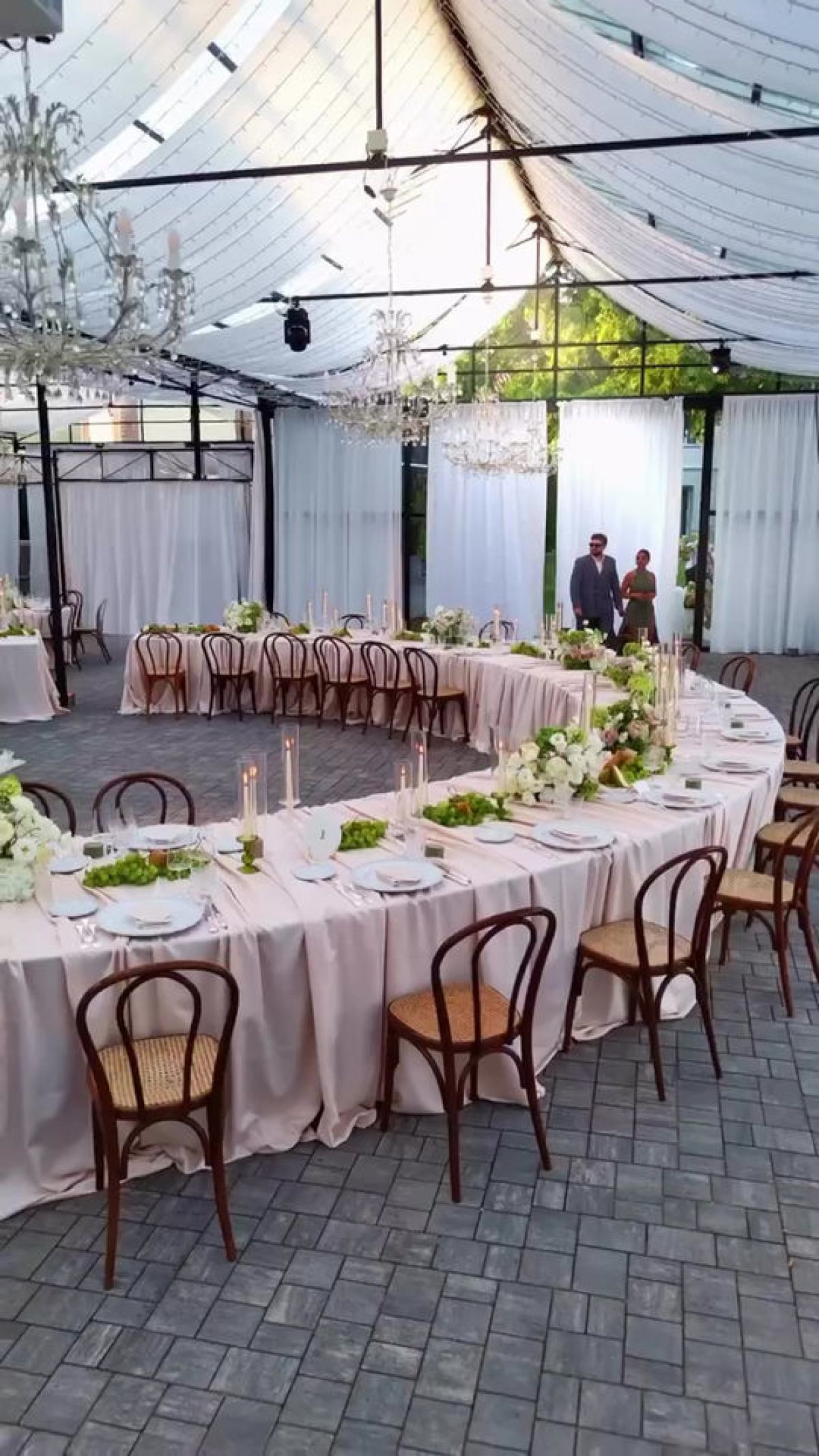 Sala da pranzo classica crema e verde per il dinner place allestita a Giardini Pergola da Zeta Eventi Milano