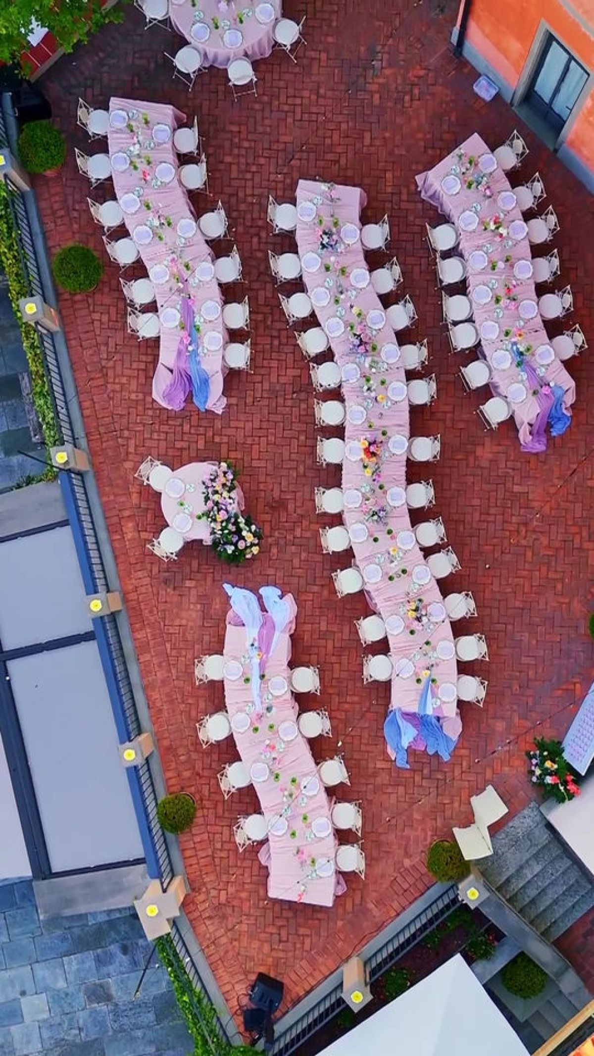 Vista dall'alto fatta con drone mise en place tavoli allestiti in terrazza per dinner placè di matrimonio a Villa Calchi Merate Lecco da Zeta Eventi Milano