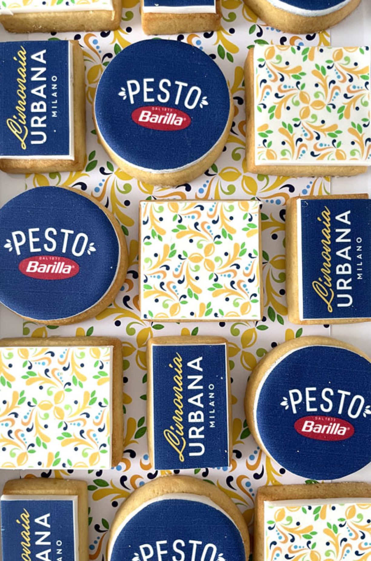 Primo piano di food gadget per Limonaia Urbana Barilla Milano con logo Pesto Barilla, Limonaia Urbana Milano e con pattern fantasia giallo e blu dell'evento