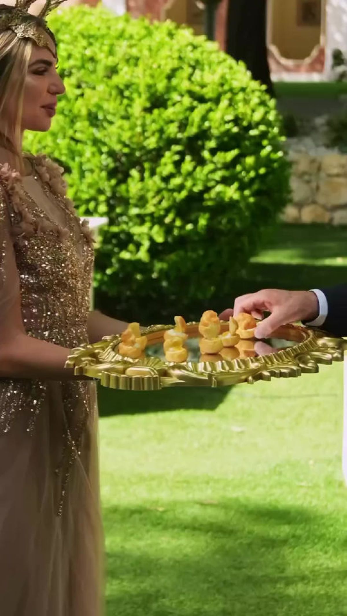 Cameriera performer serve finger food su vassoio specchio per aperitivo wedding di Zeta Eventi Milano