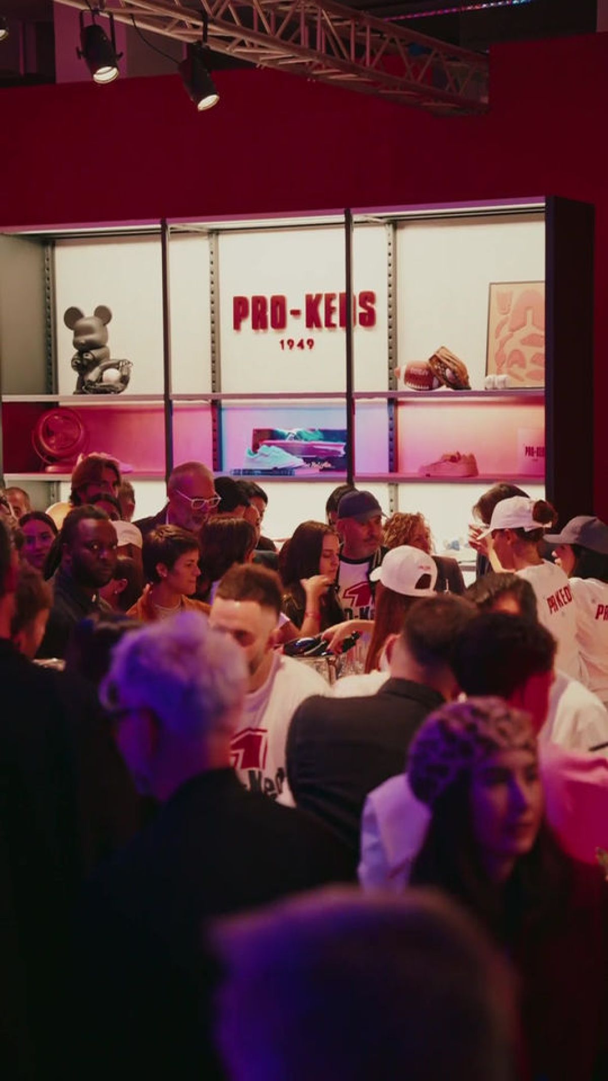 Ospiti affollano il cocktail party allestito da Zeta Eventi nello show room di Pro-Keds dopo la sfilata
