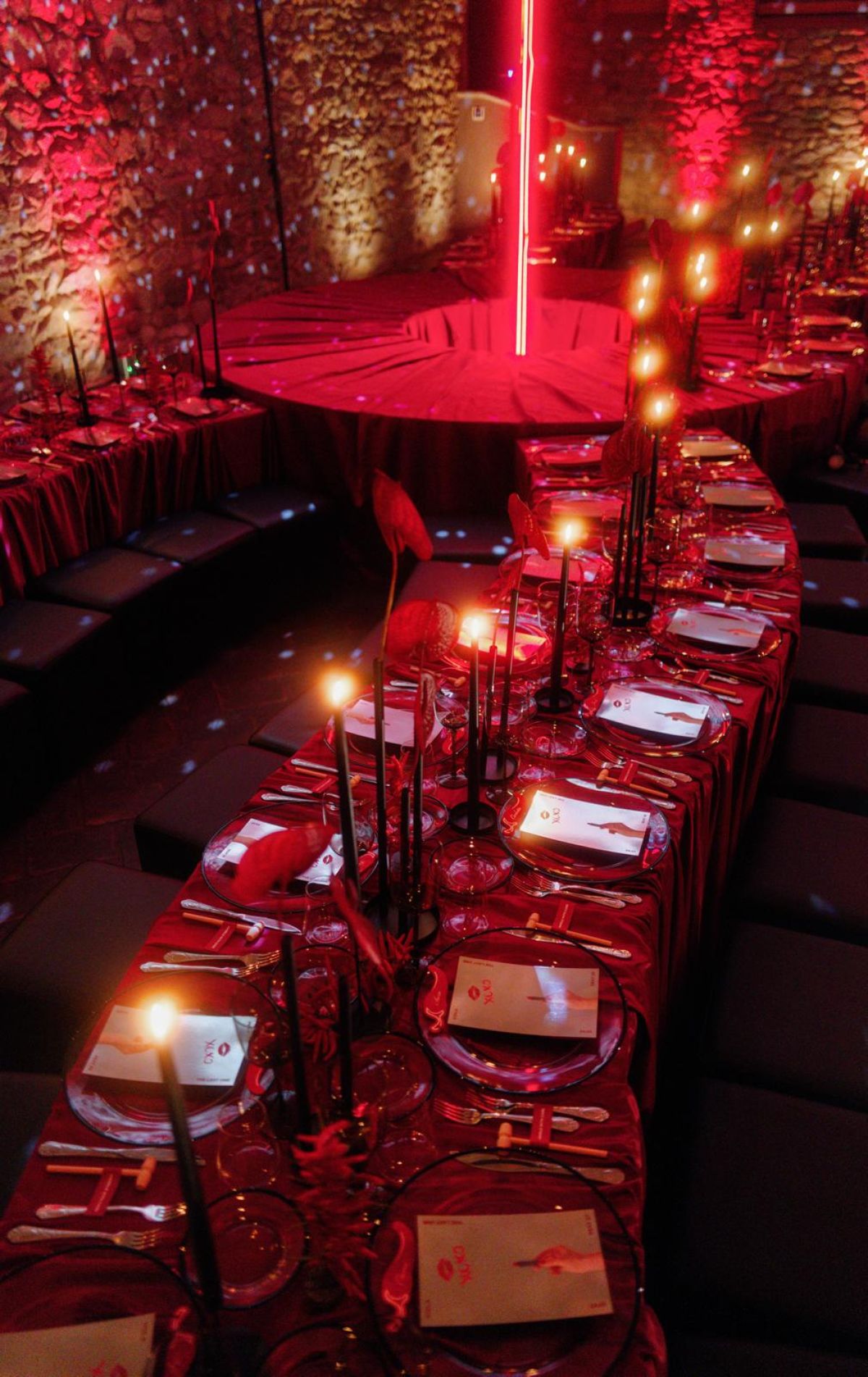 Tavola e palco allestiti per dinner show con grafica a cura di Zeta Eventi Milano