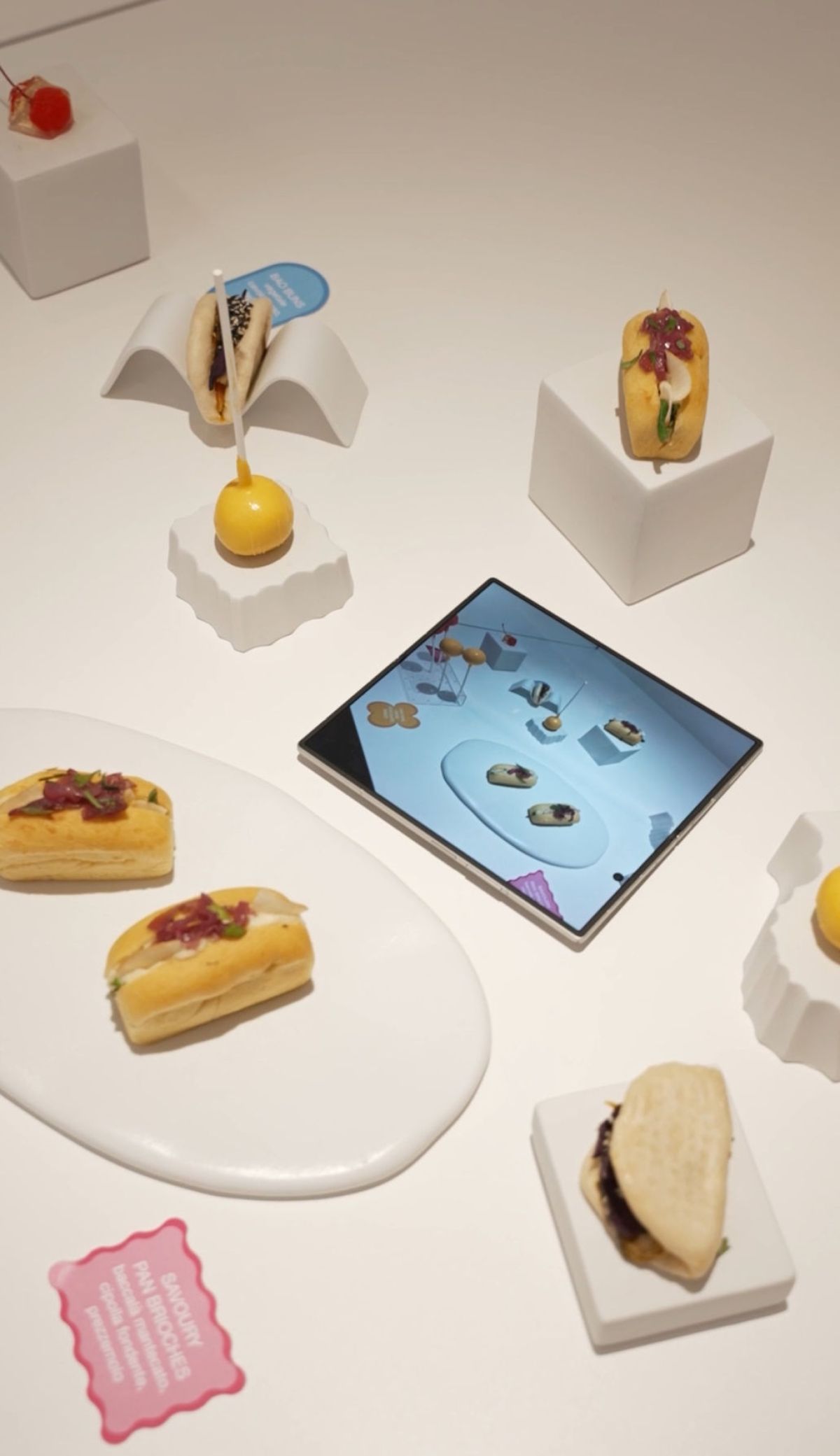 Tavola di food gadget con bao e pop cake personalizzati per Samsung da Zeta Eventi Milano