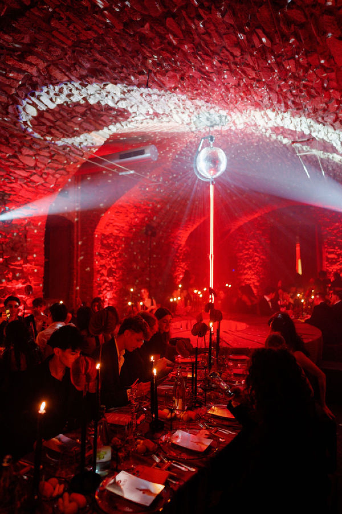 Allestimento con light designer per dinner show a Villa Calchi Lecco a cura di Zeta Eventi Milano