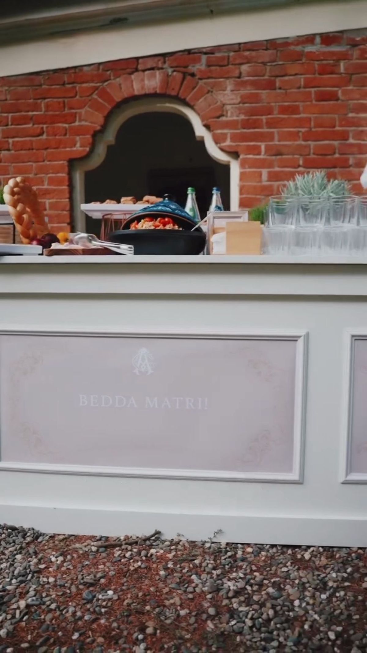 Banco con scritta in dialetto a tema sposi per aperitivo in giardino wedding Giardini Pergola Zeta Eventi Milano
