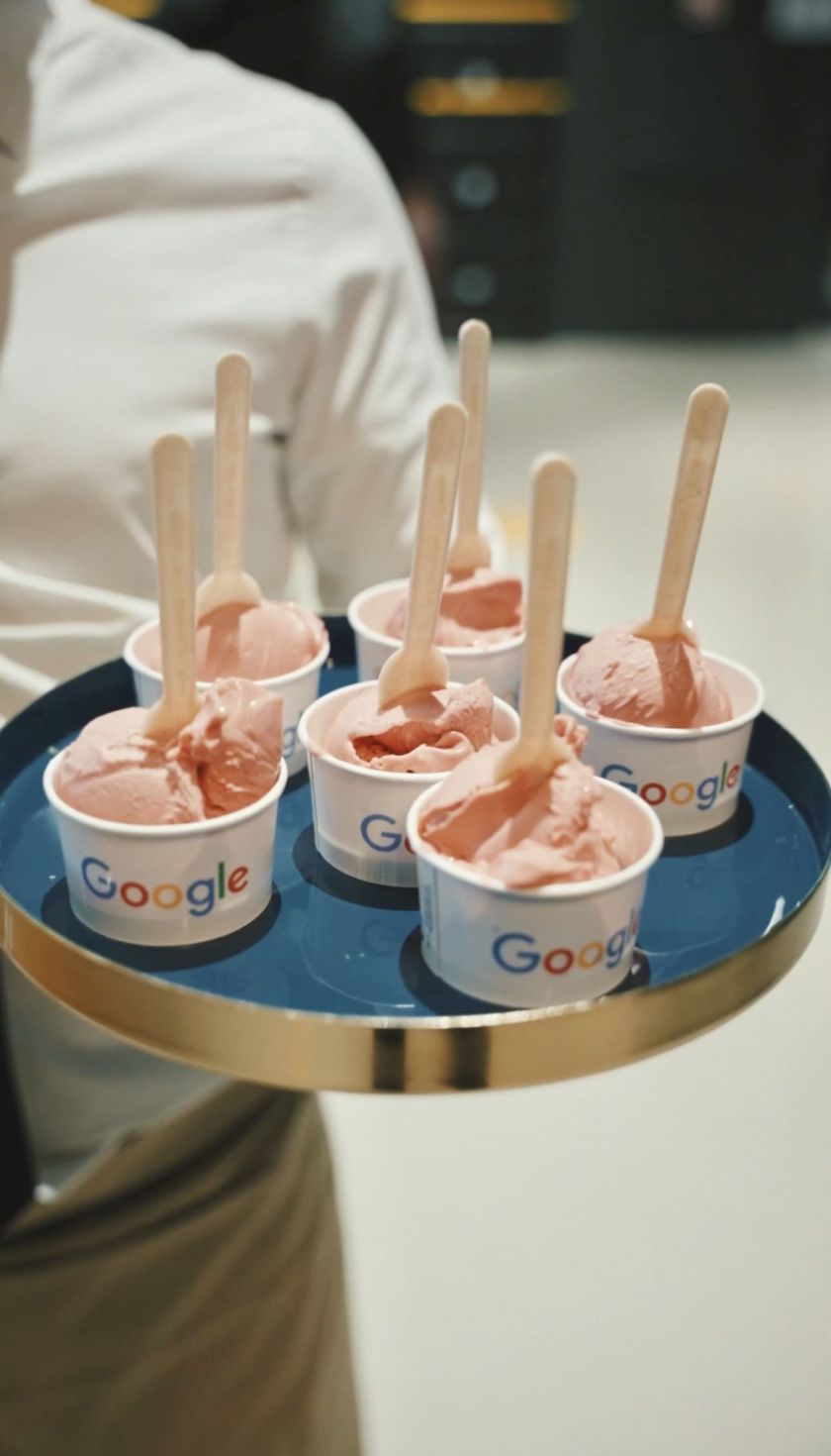 Cameriere con vassoio di coppette di gelato con logo Google serve gli ospiti al cocktail di Zeta Eventi Milano
