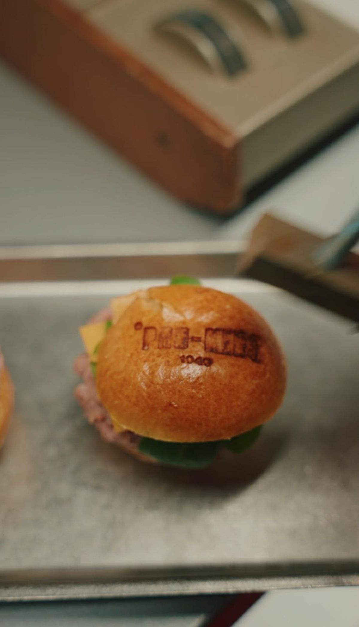 Mini burger con pane con brand Pro-Keds servito al cocktail nello show room aziendale per la Milano Fashion Week preparato da Zeta Eventi