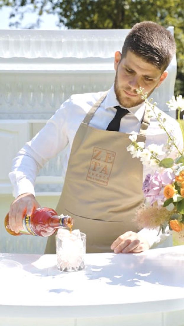 Barman prepara Aperitivo per Open Bar Zeta Eventi Milano