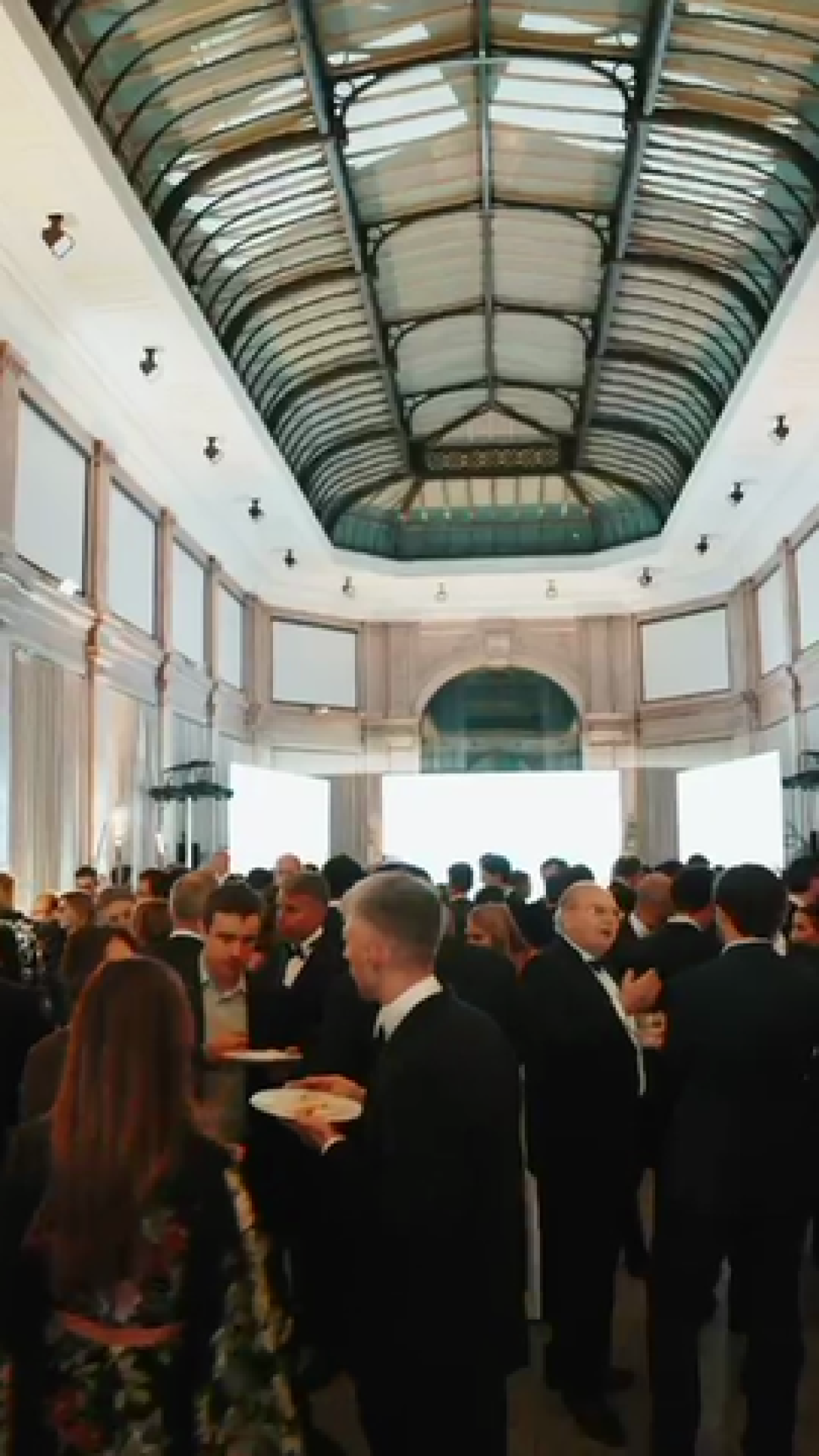 Gli ospiti del Cocktail party preparato da Zeta Eventi Milano in Galleria Meravigli con risotto alla milanese